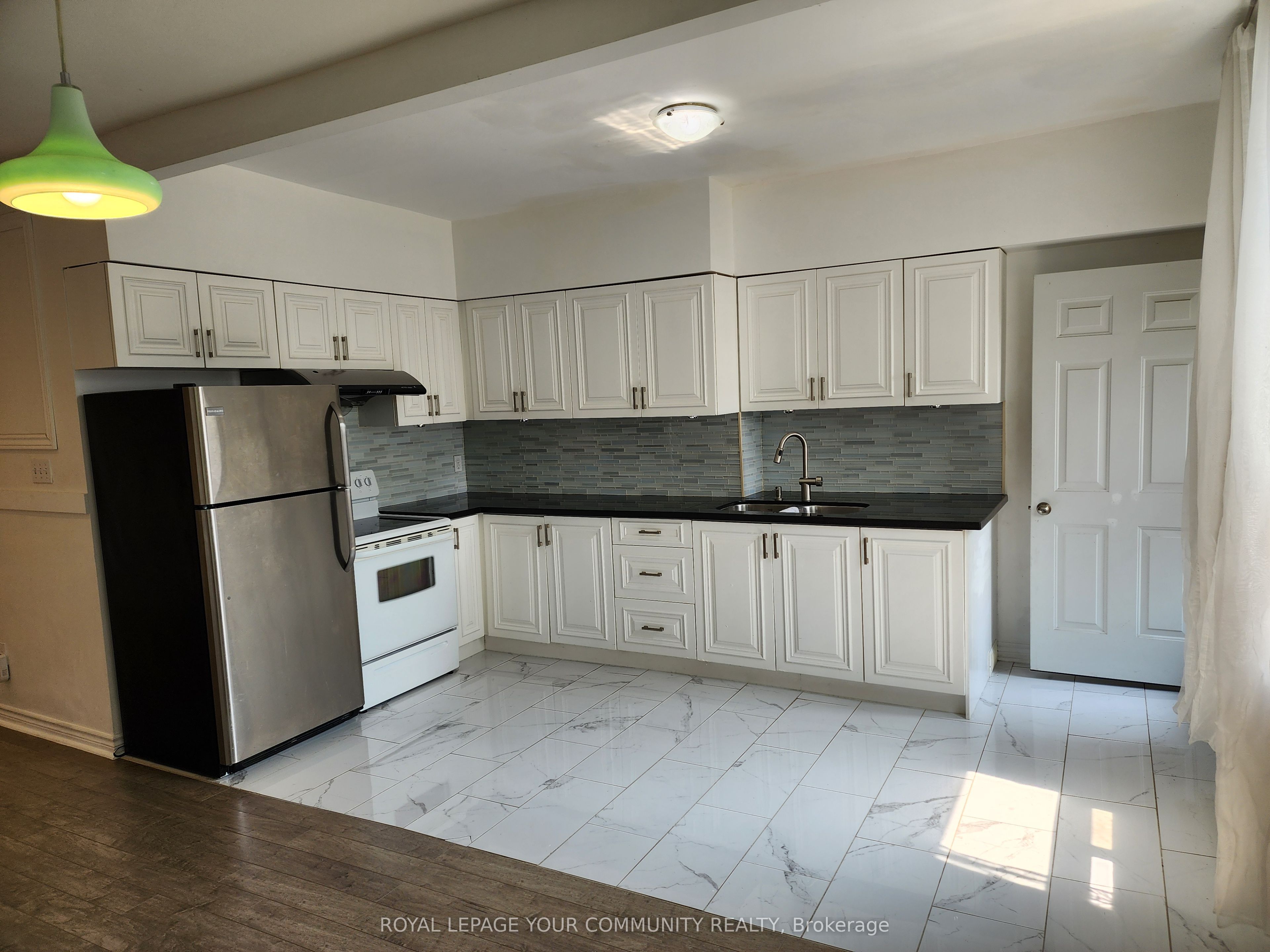 1075 Gerrard Street E Upper Floor Property Photo 4