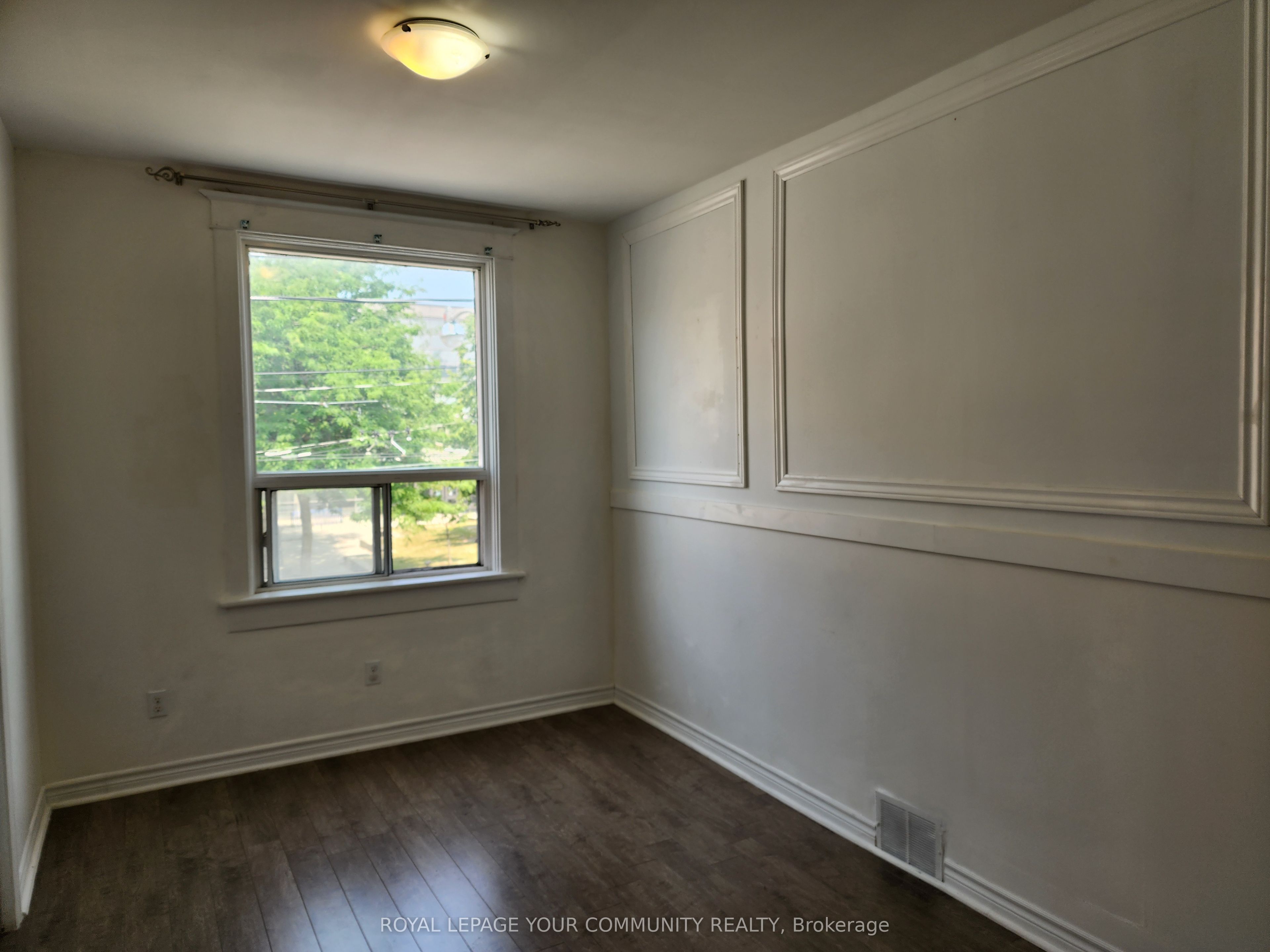 1075 Gerrard Street E Upper Floor Property Photo 12