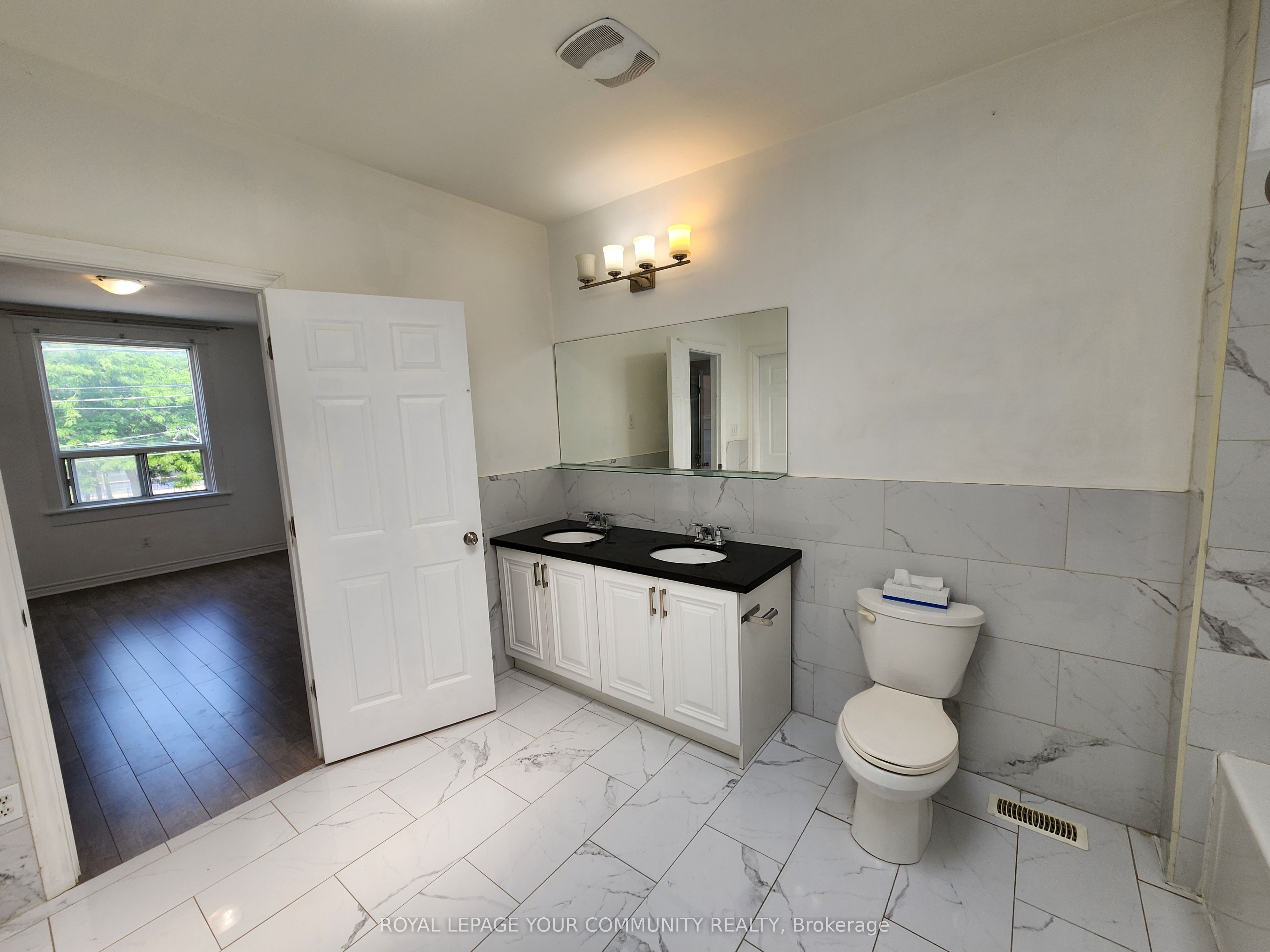 1075 Gerrard Street E Upper Floor Property Photo 17