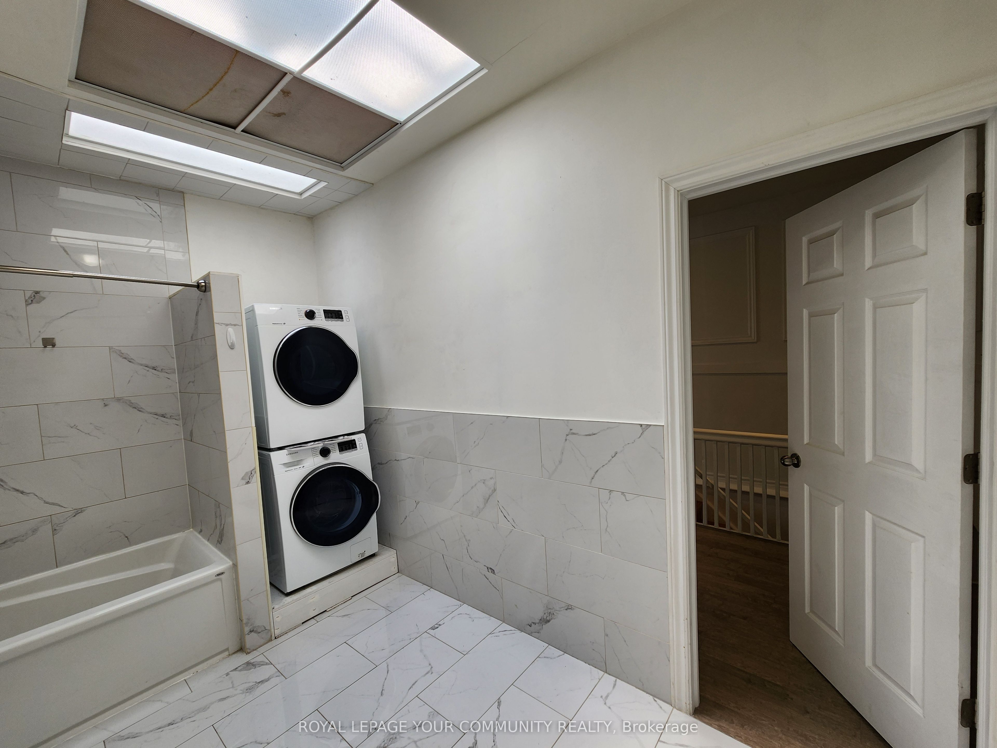 1075 Gerrard Street E Upper Floor Property Photo 18