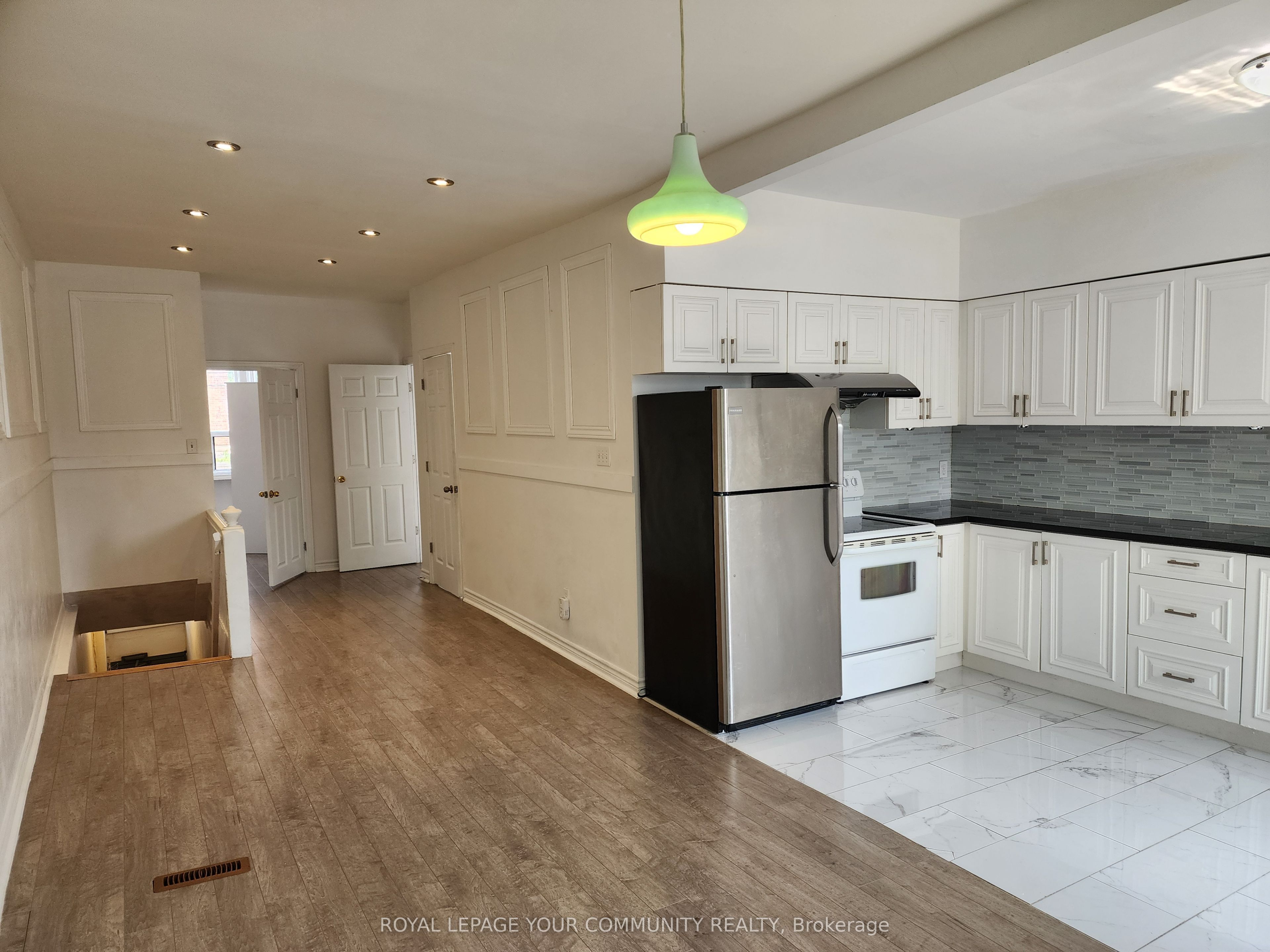 1075 Gerrard Street E Upper Floor Property Photo 24