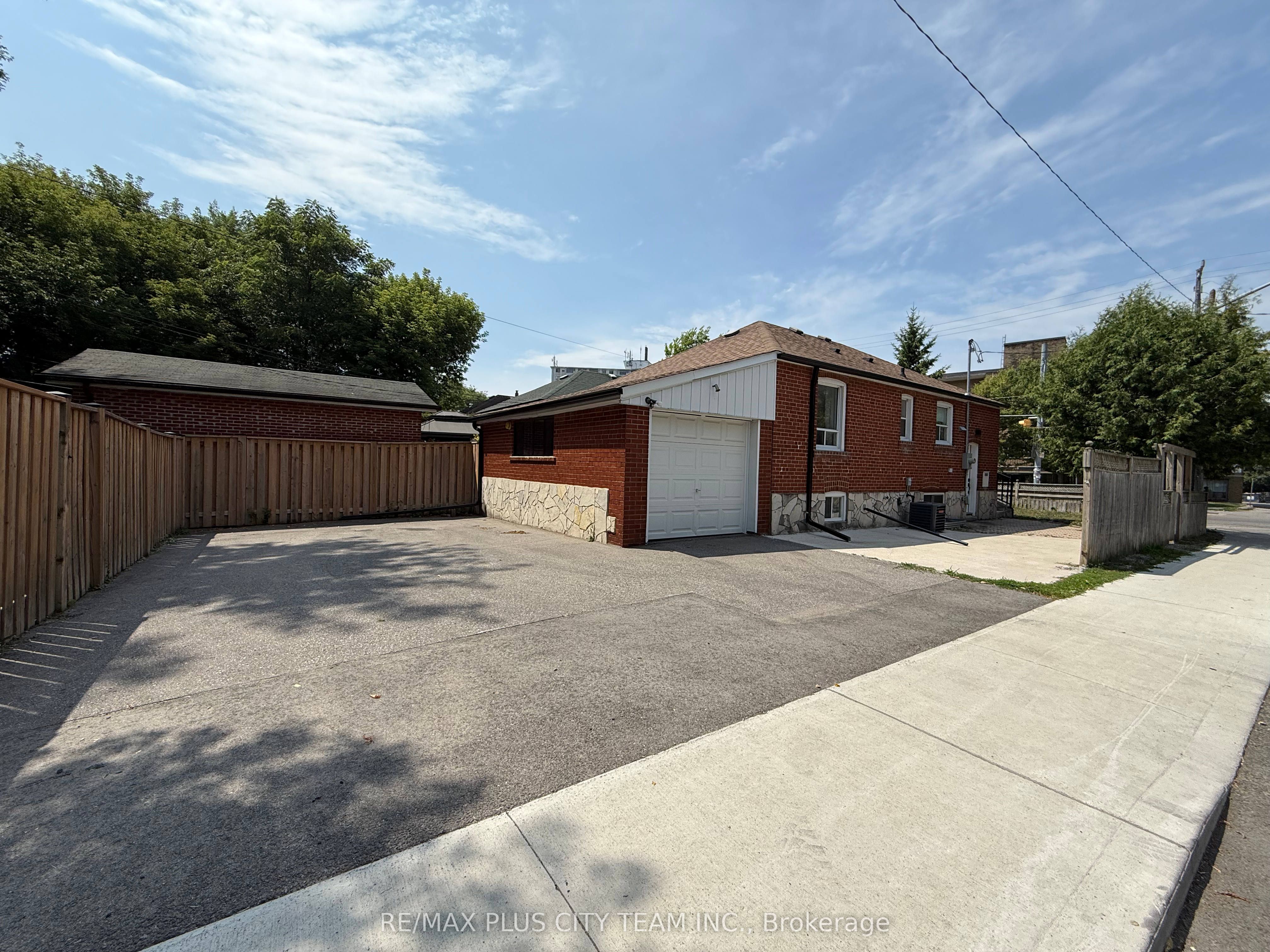 475 Dawes Road Upper Property Photo 1