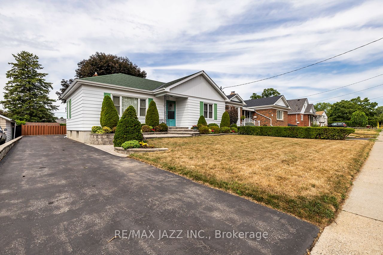 114 Fernhill Boulevard Property Photo 1