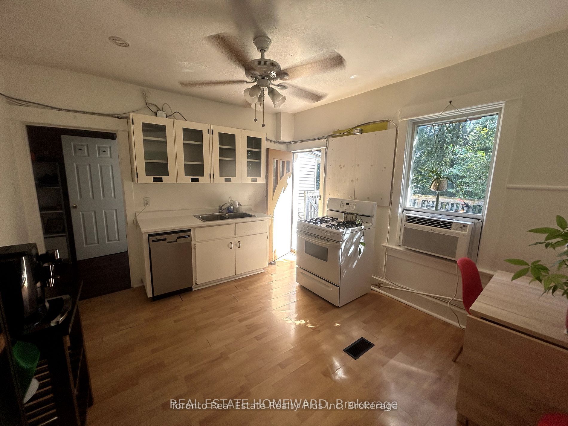 1297 Gerrard Street E A Property Photo 5