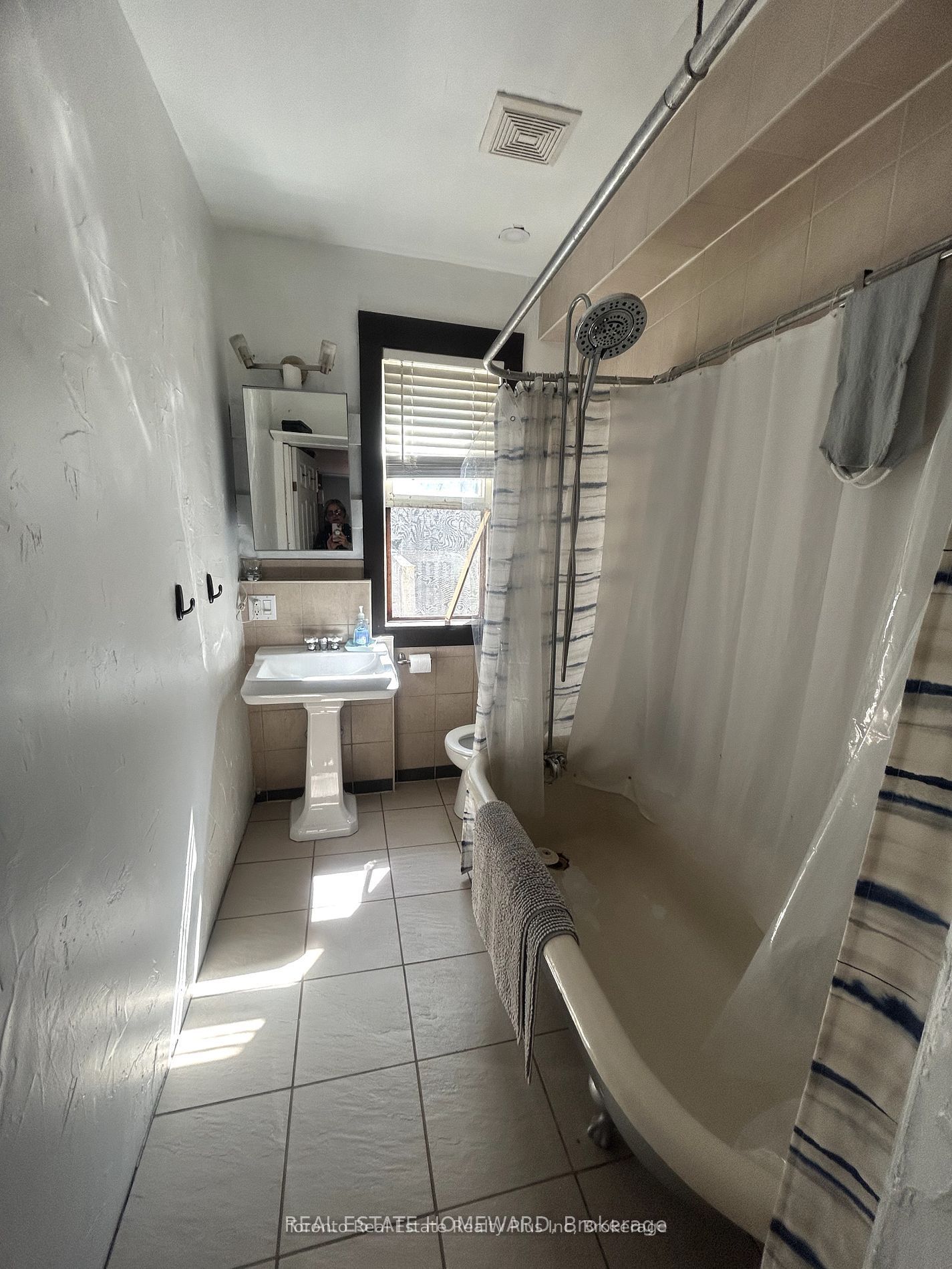 1297 Gerrard Street E A Property Photo 7