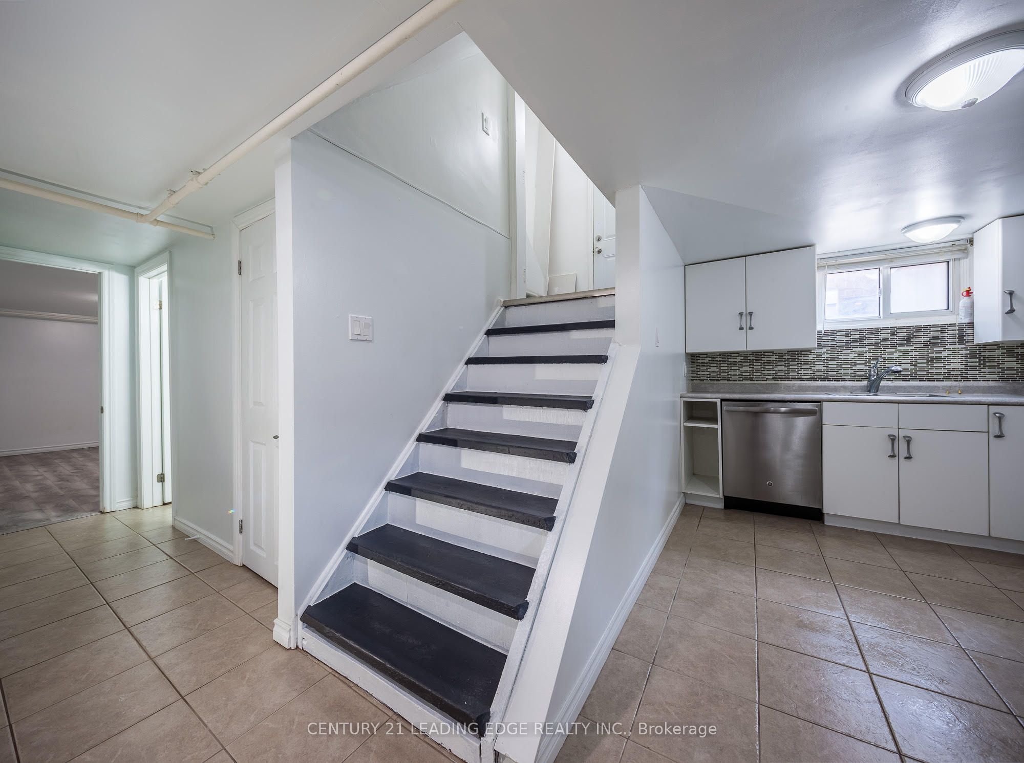 84 Central Park Boulevard N Lower Property Photo 9