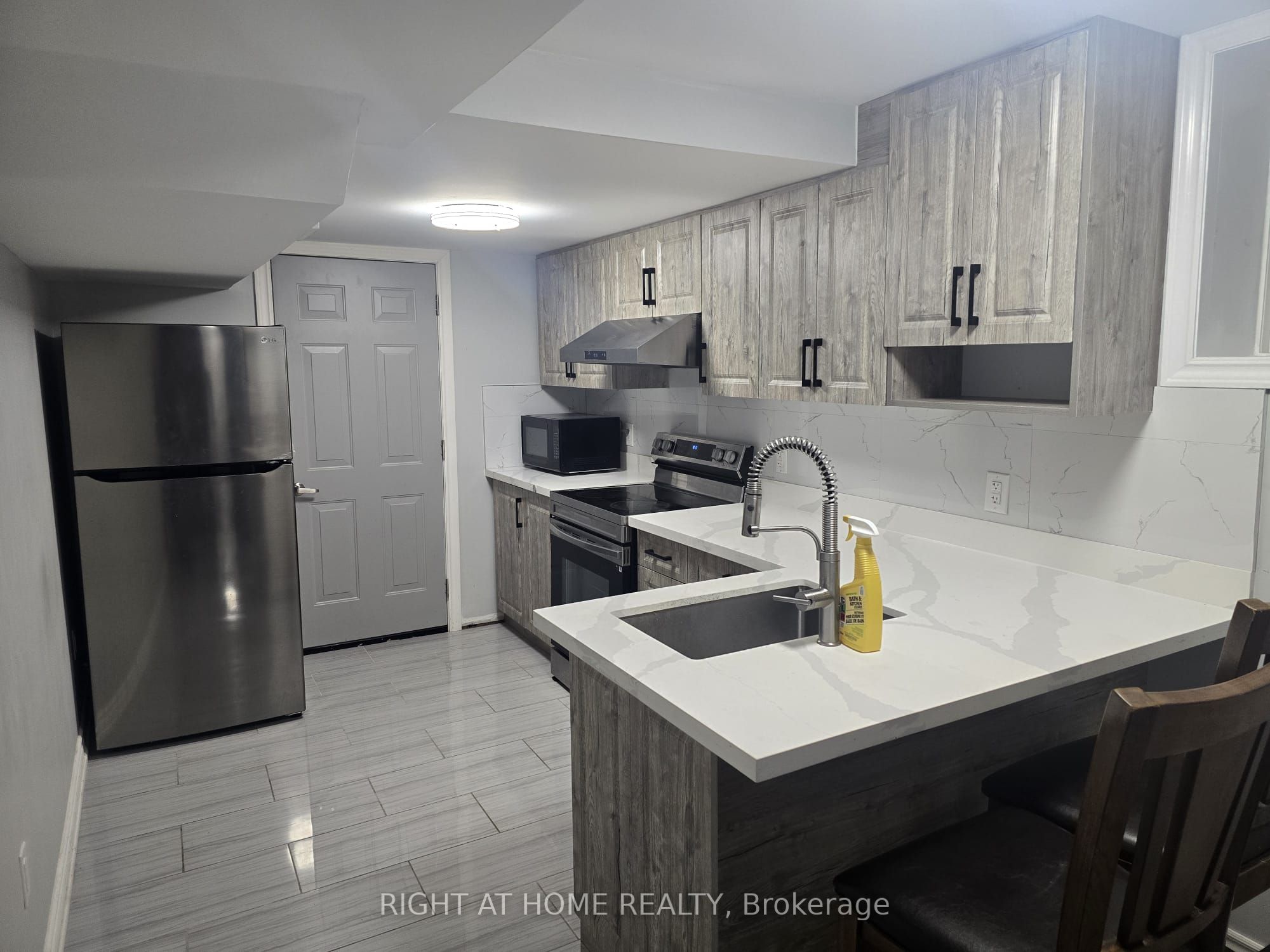 1053 Orenda Street Property Photo 5