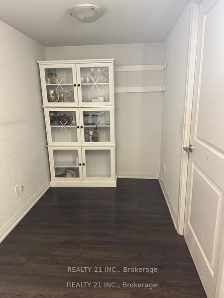 30 Meadowglen Place 519 Property Photo 16