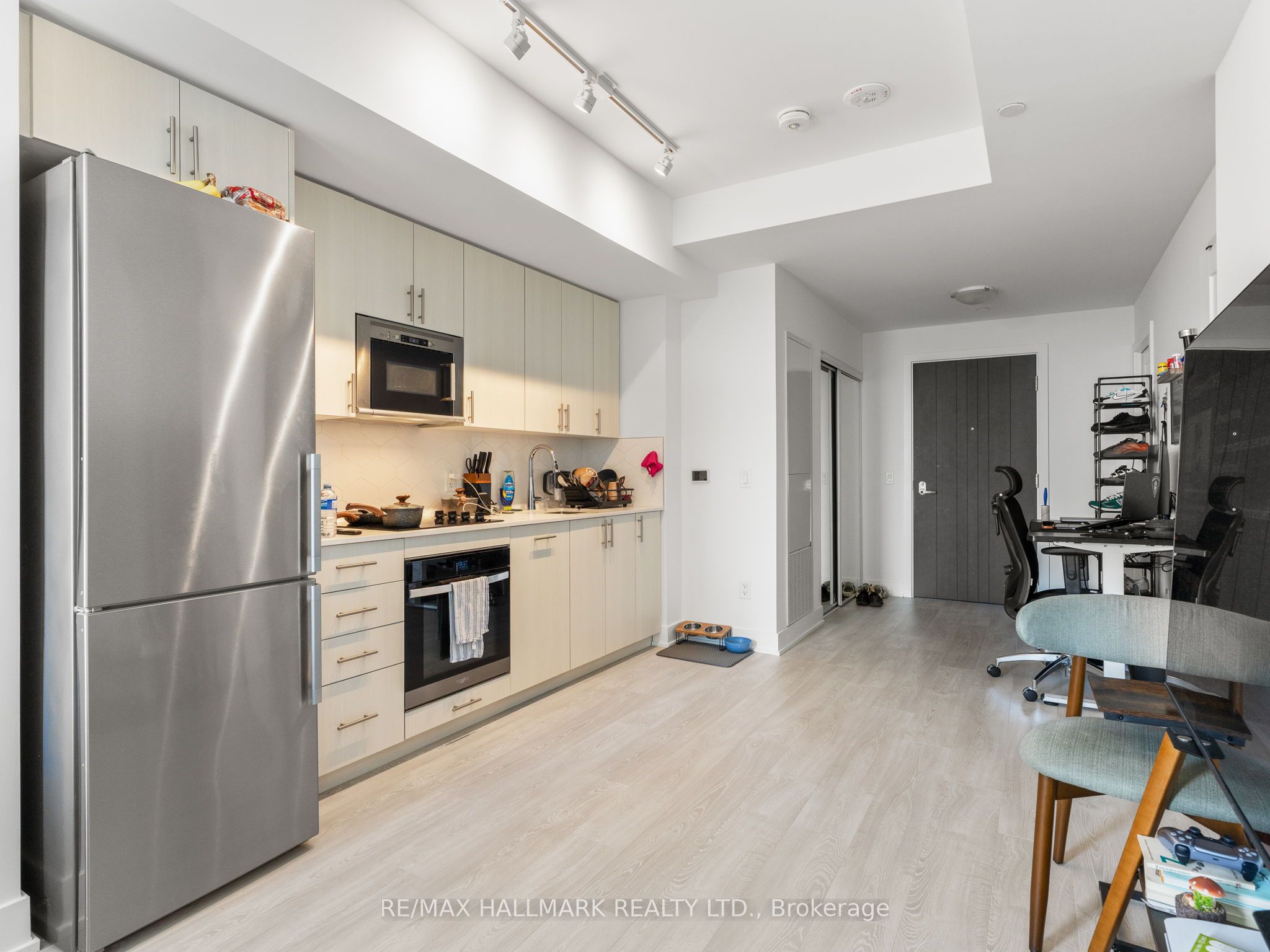 2545 Simcoe Street Ph20 Property Photo 3