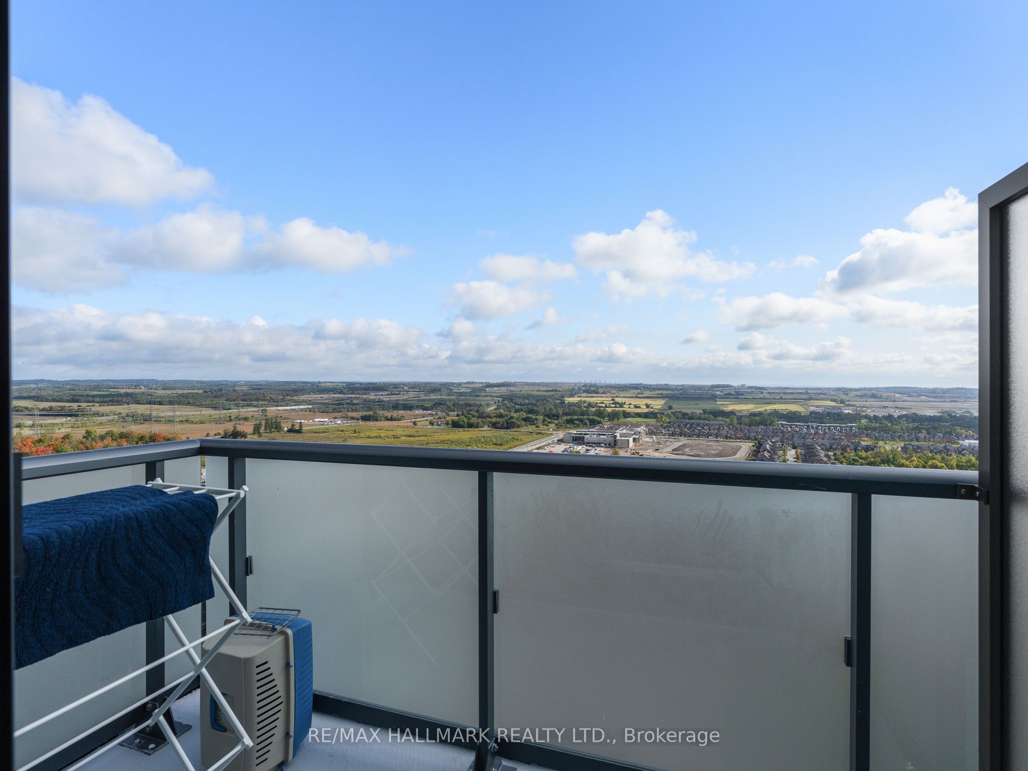 2545 Simcoe Street Ph20 Property Photo 8