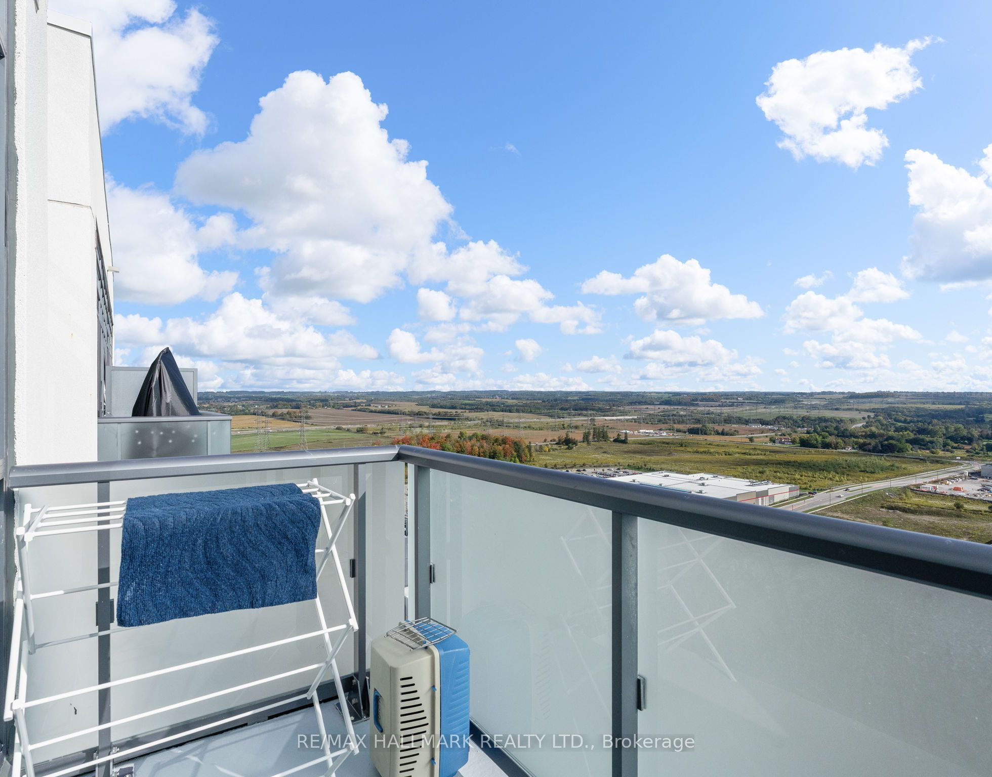 2545 Simcoe Street Ph20 Property Photo 9