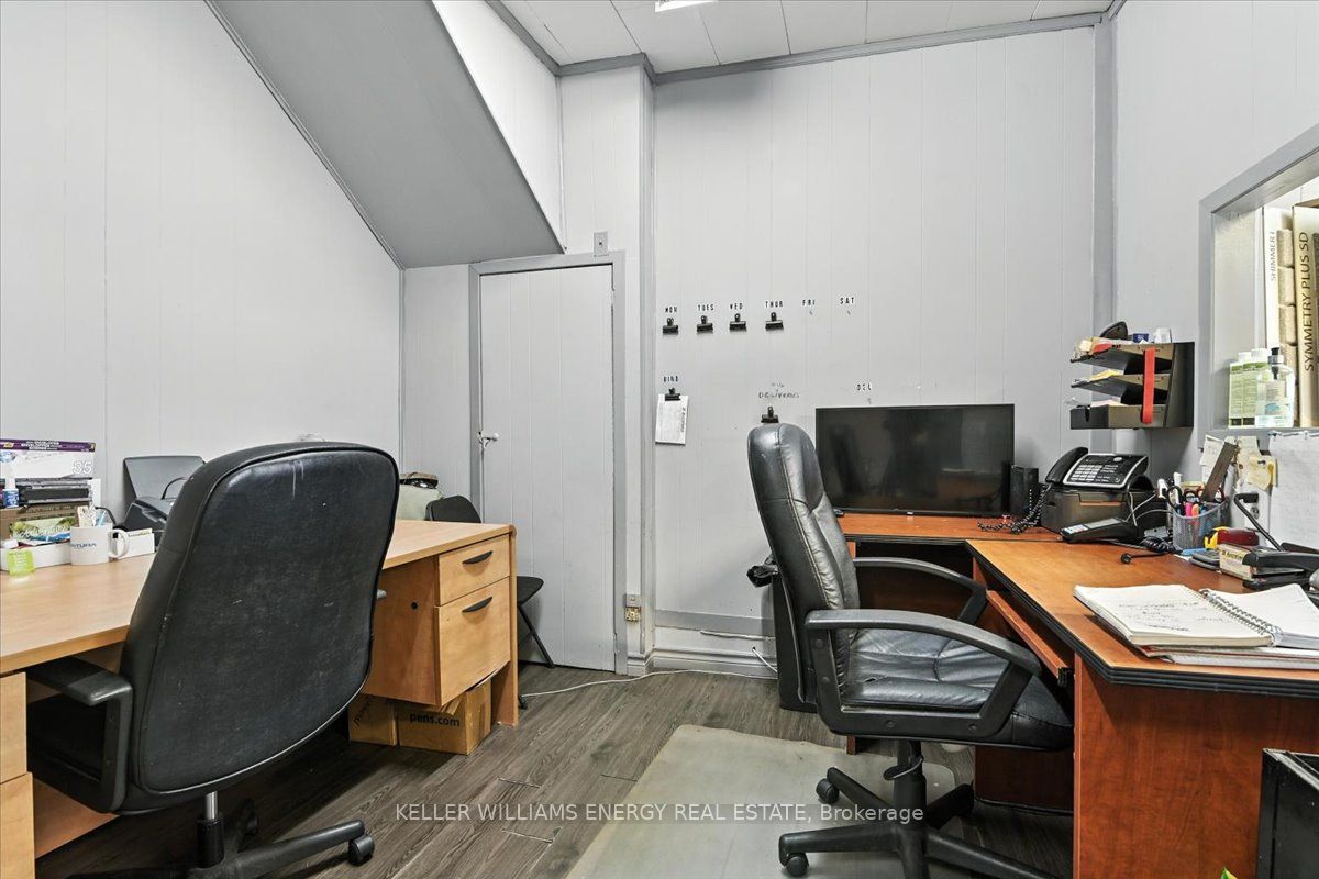 174 Mary Street N Property Photo 9