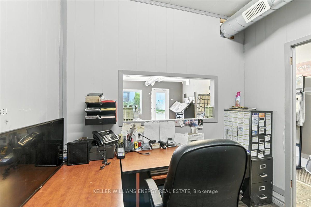 174 Mary Street N Property Photo 10