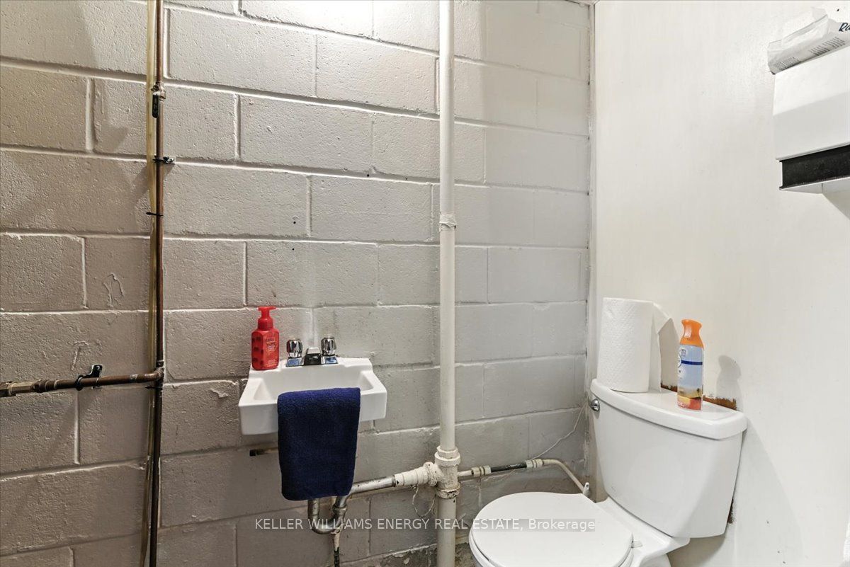 174 Mary Street N Property Photo 23