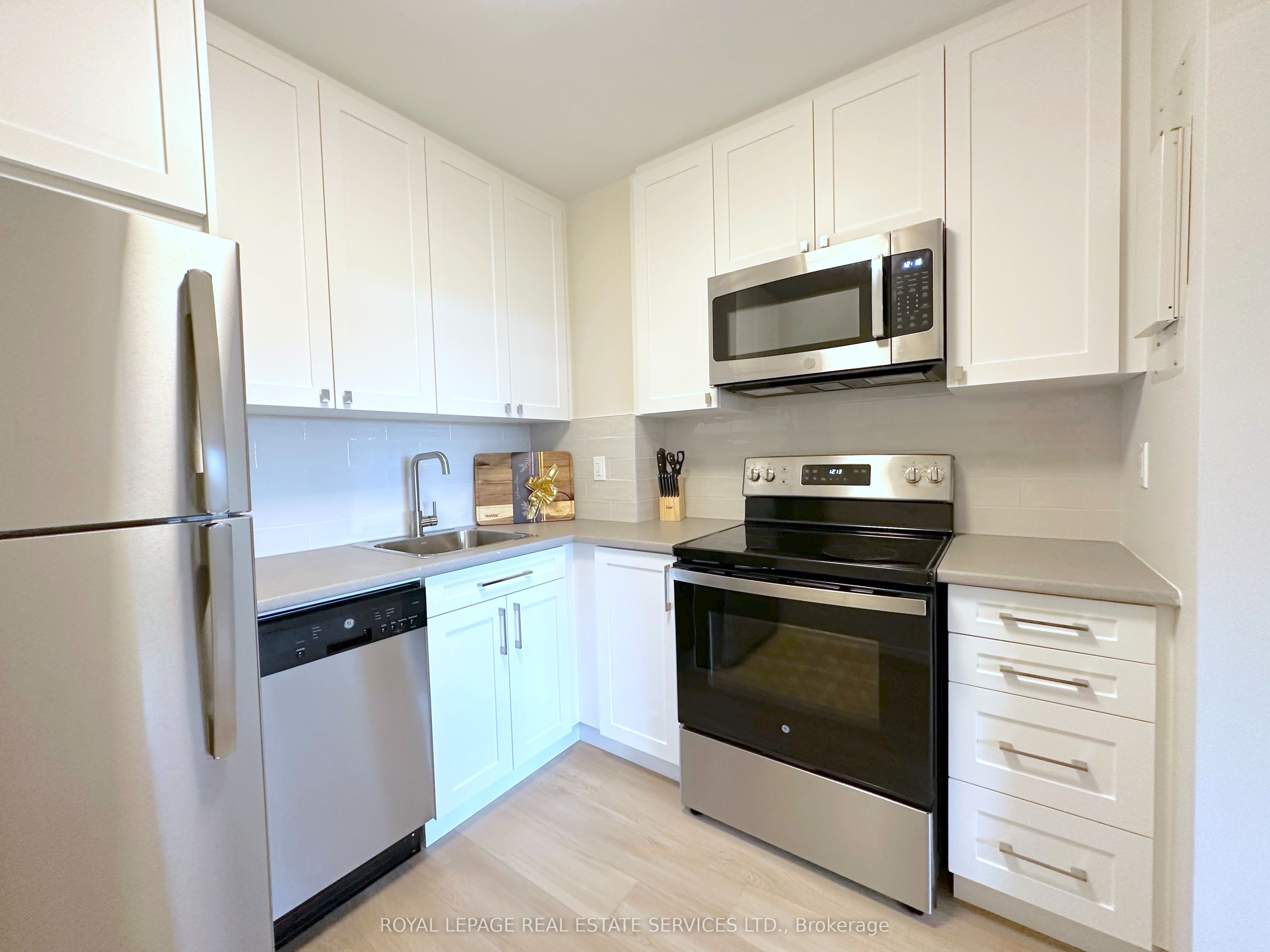 30 Denton Avenue 802 Property Photo 7