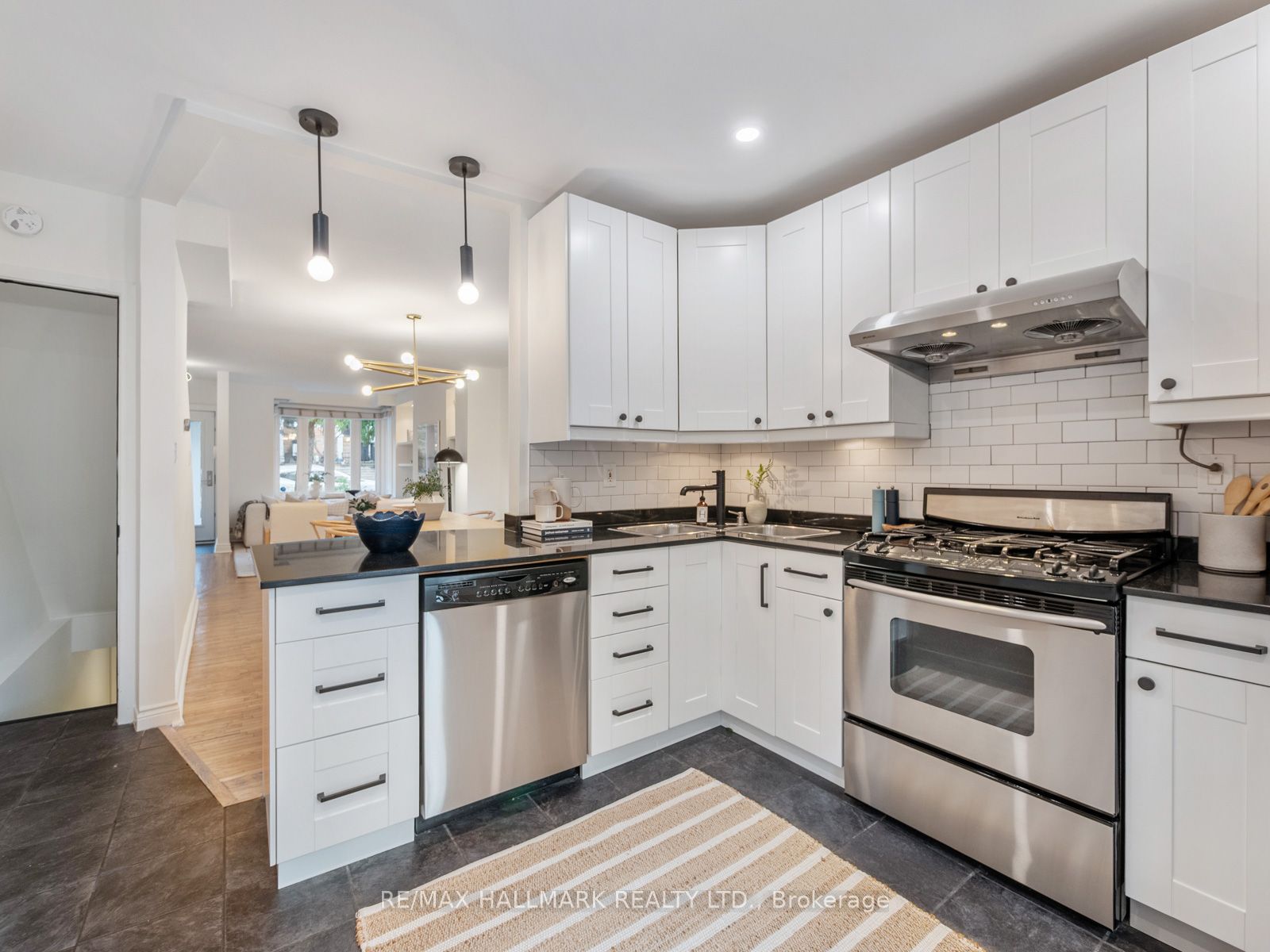 31 Tennis Crescent Property Photo 14