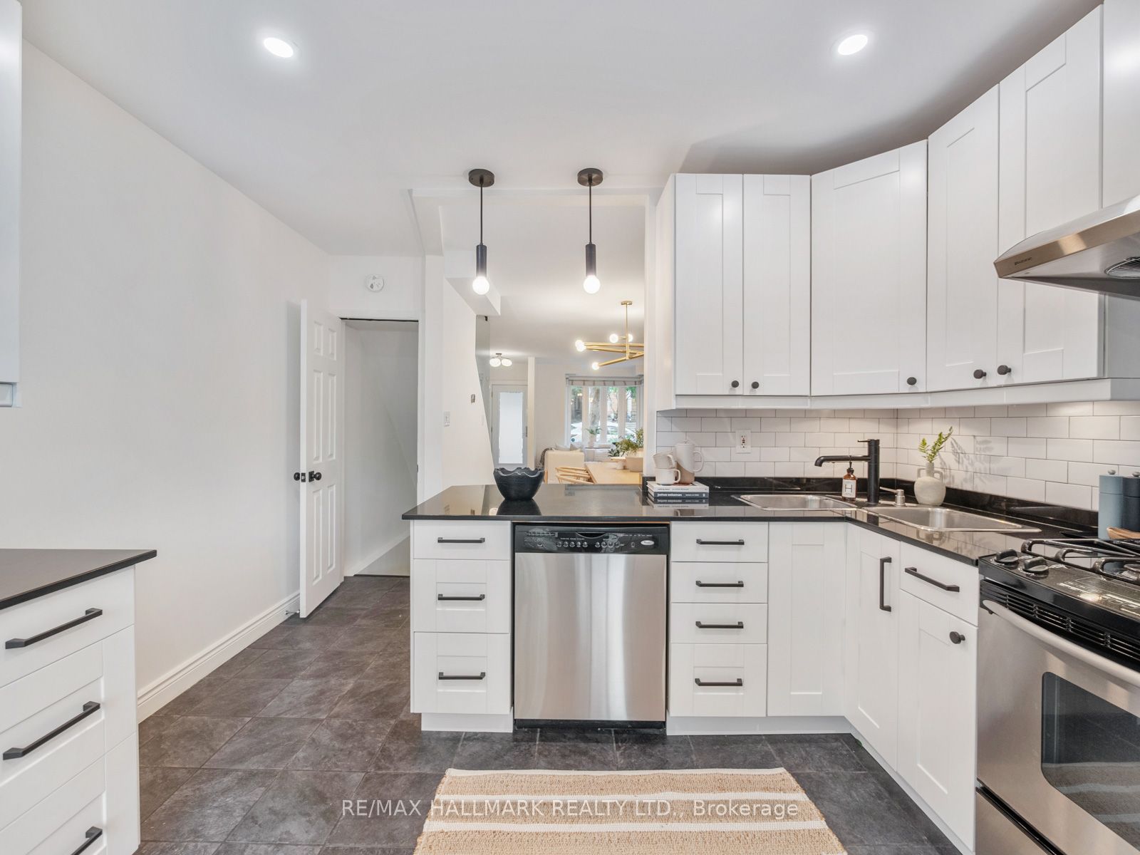 31 Tennis Crescent Property Photo 15