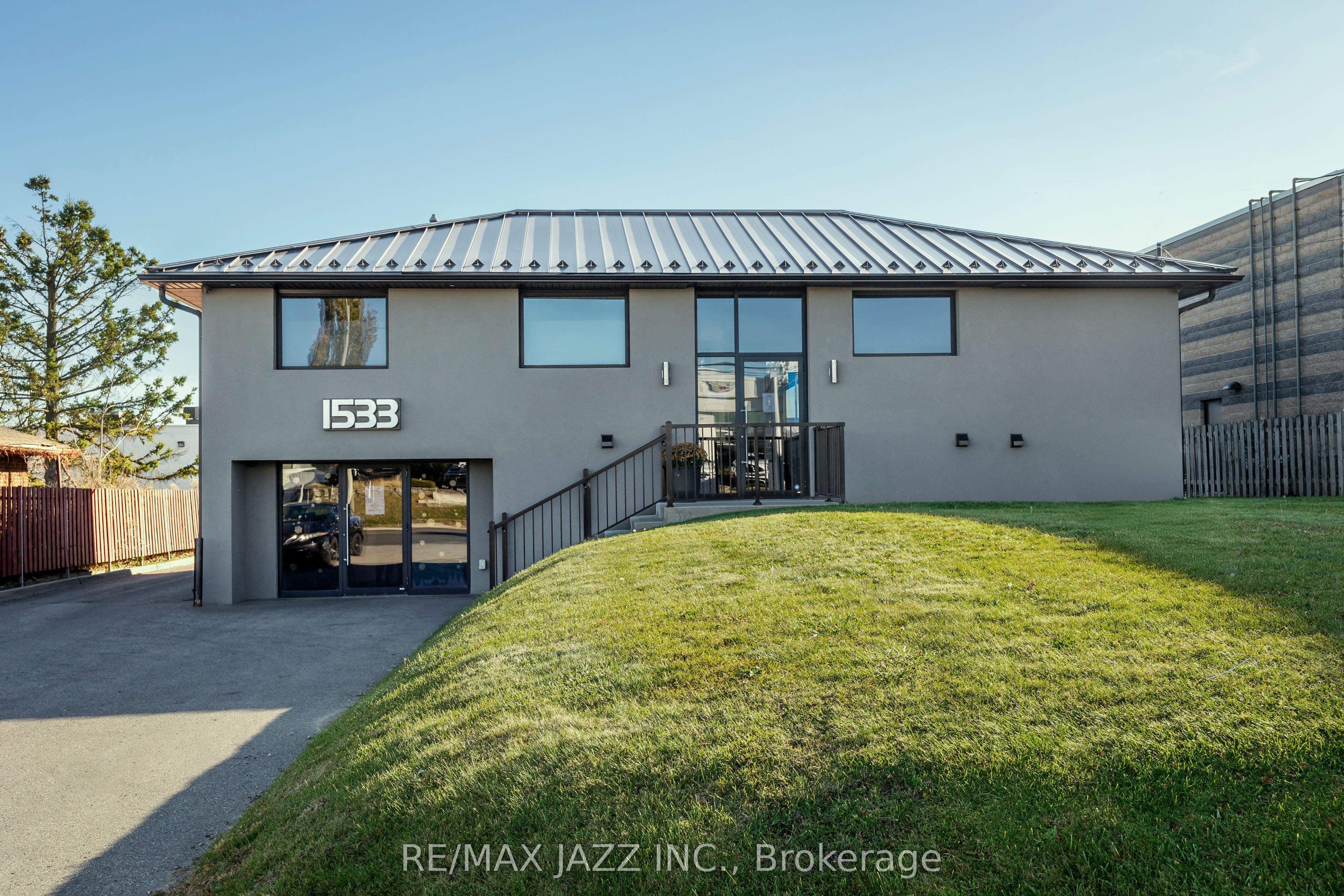 1533 Dundas Street E Property Photo 1