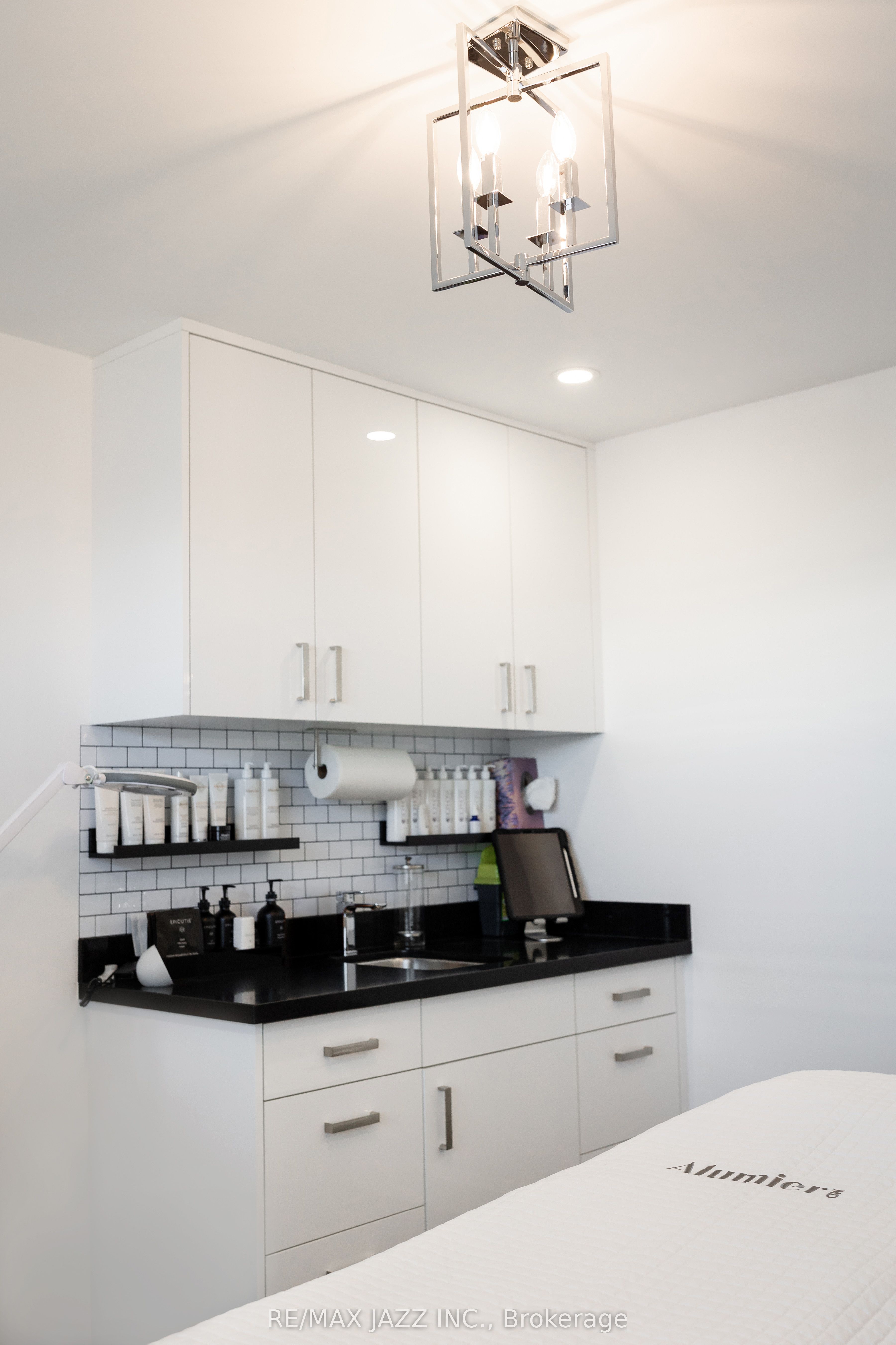 1533 Dundas Street E Property Photo 8
