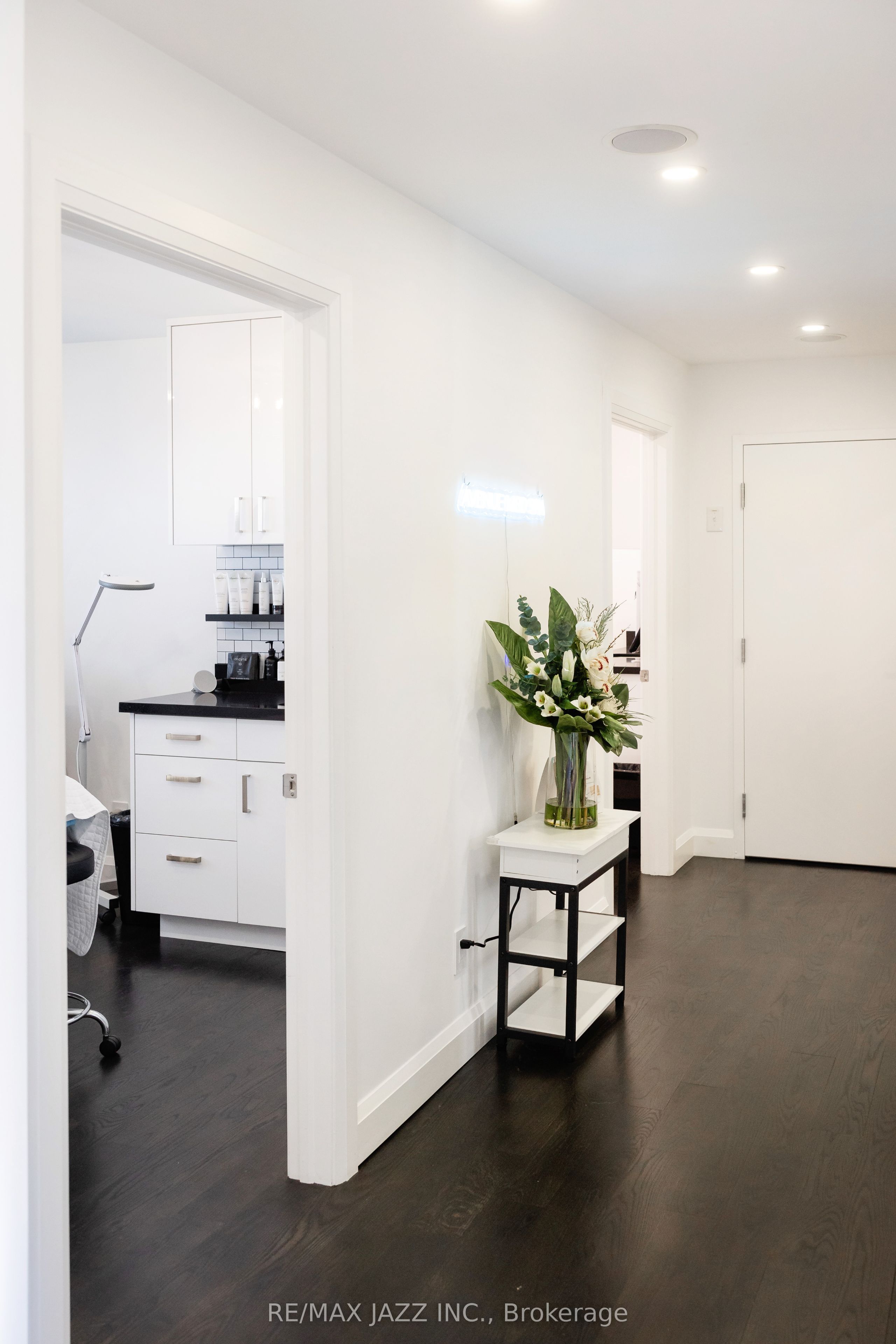 1533 Dundas Street E Property Photo 11