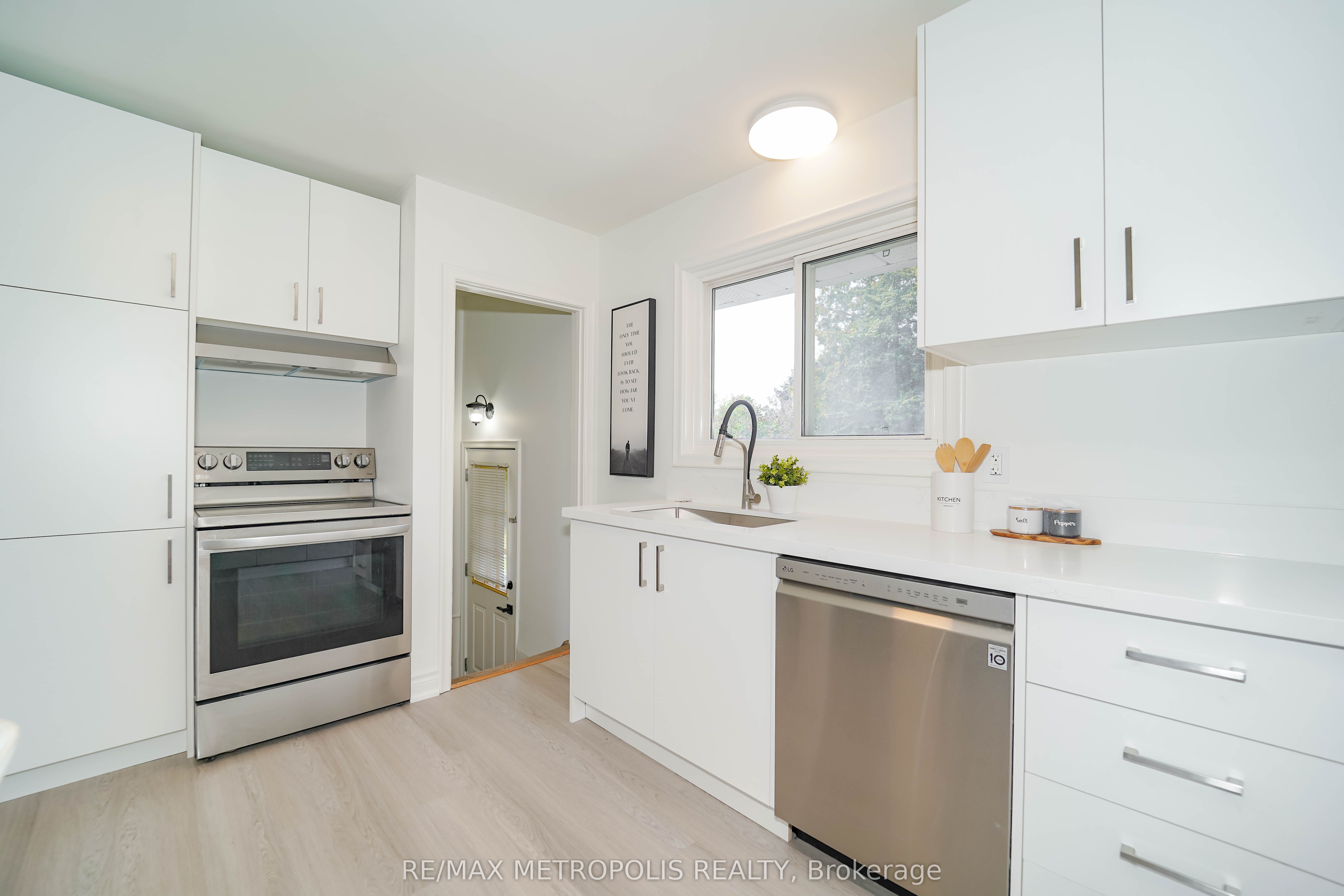 592 Carlyle Court Property Photo 22