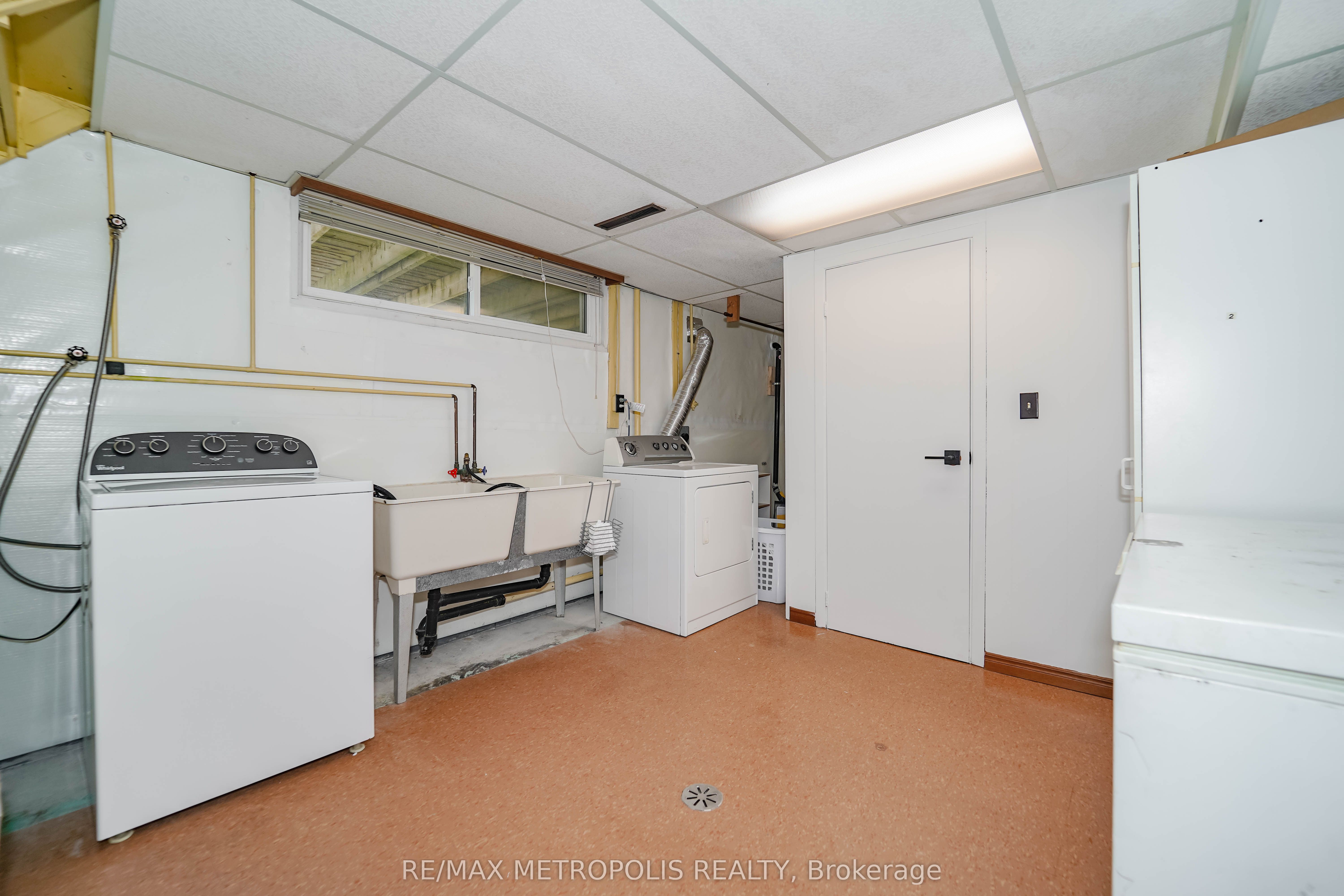 592 Carlyle Court Property Photo 38