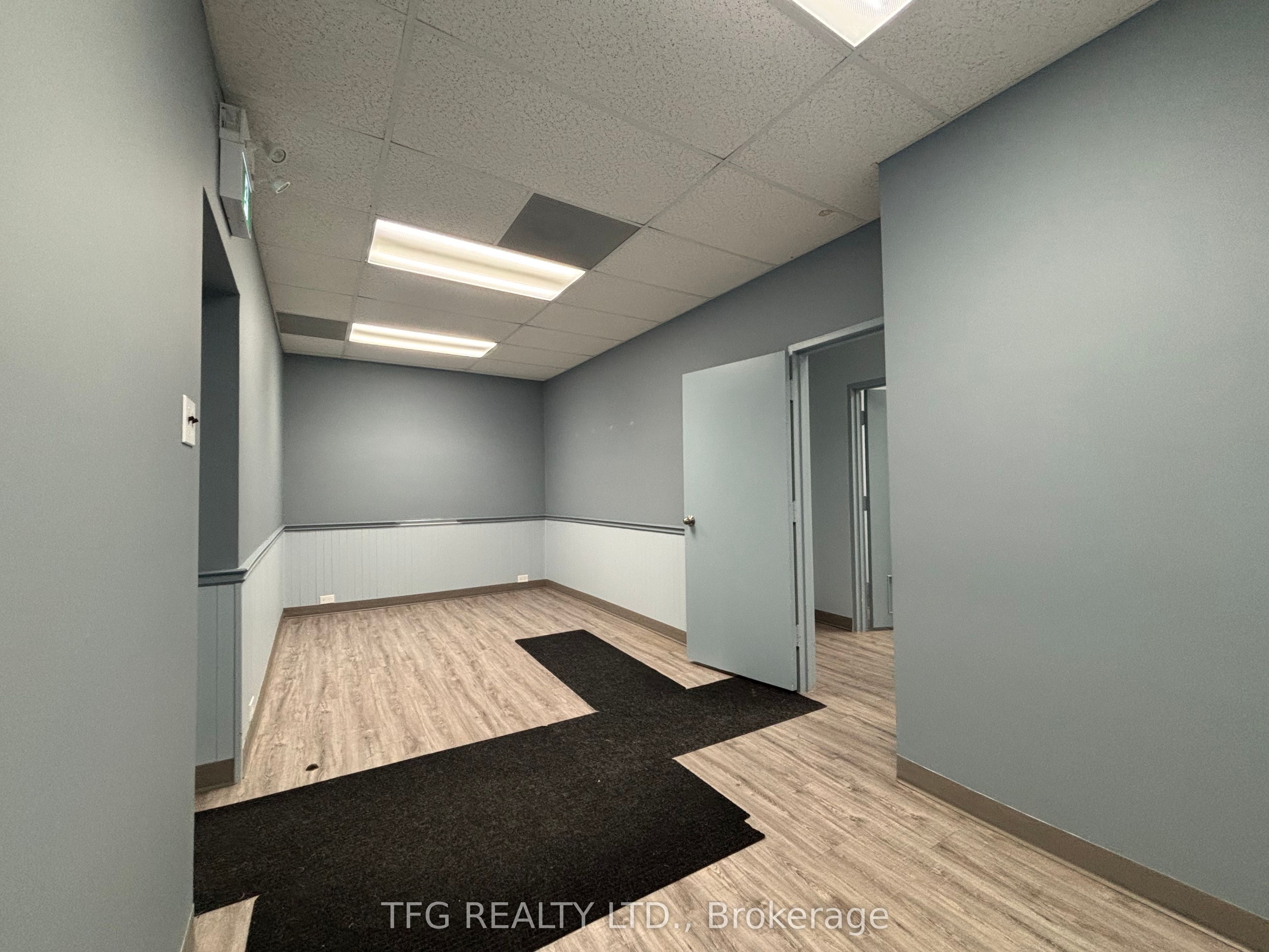 300 King St W Property Photo 3