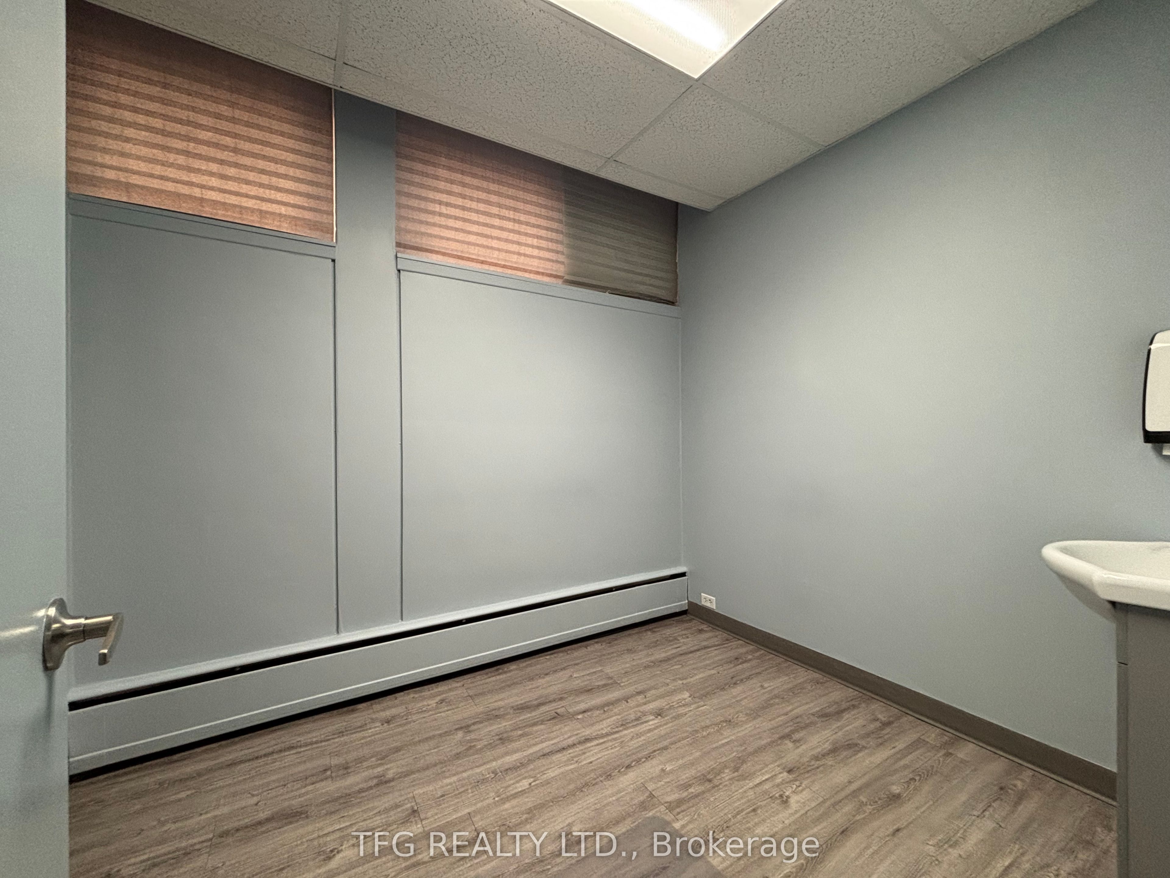 300 King St W Property Photo 4