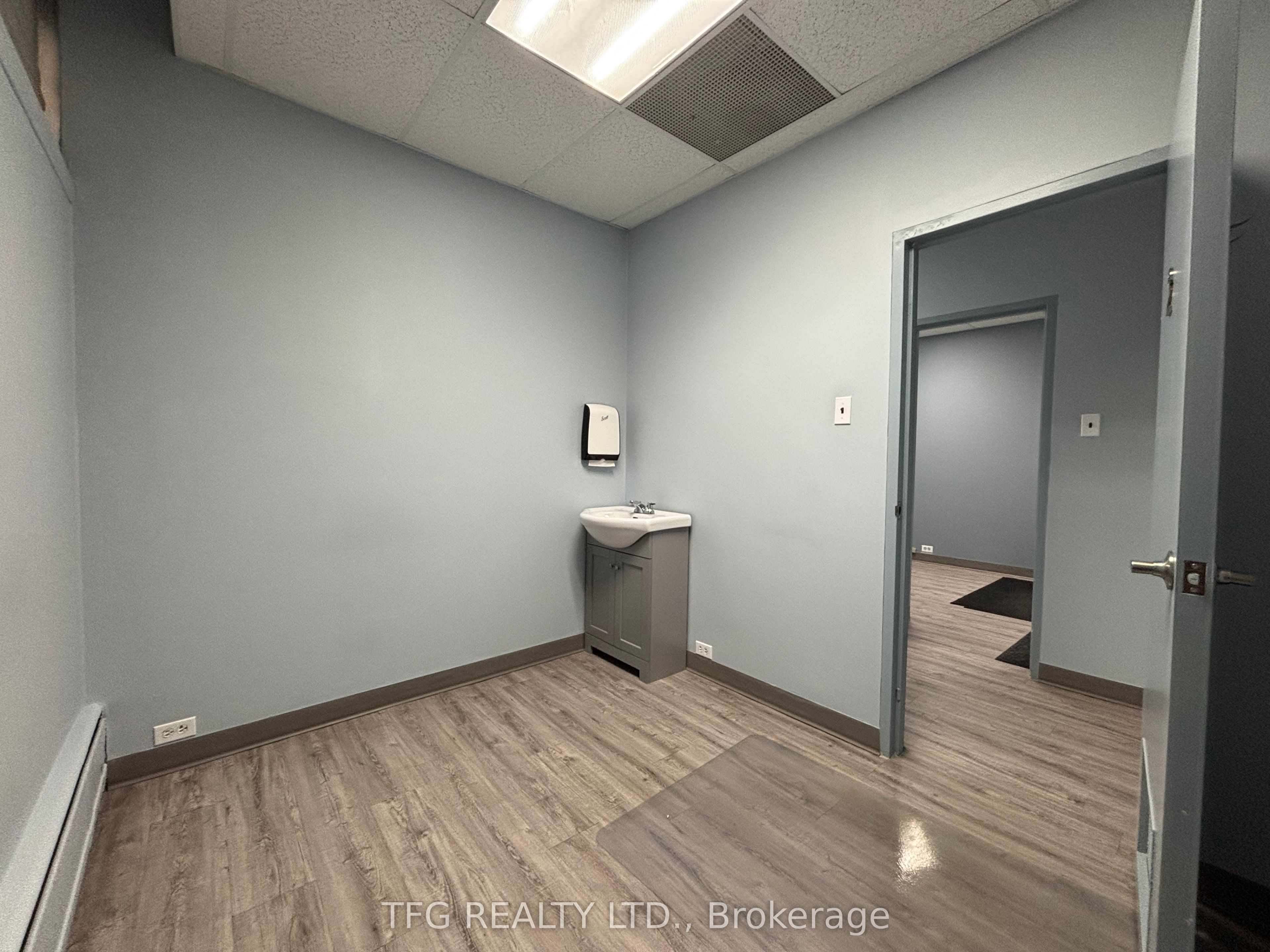 300 King St W Property Photo 8