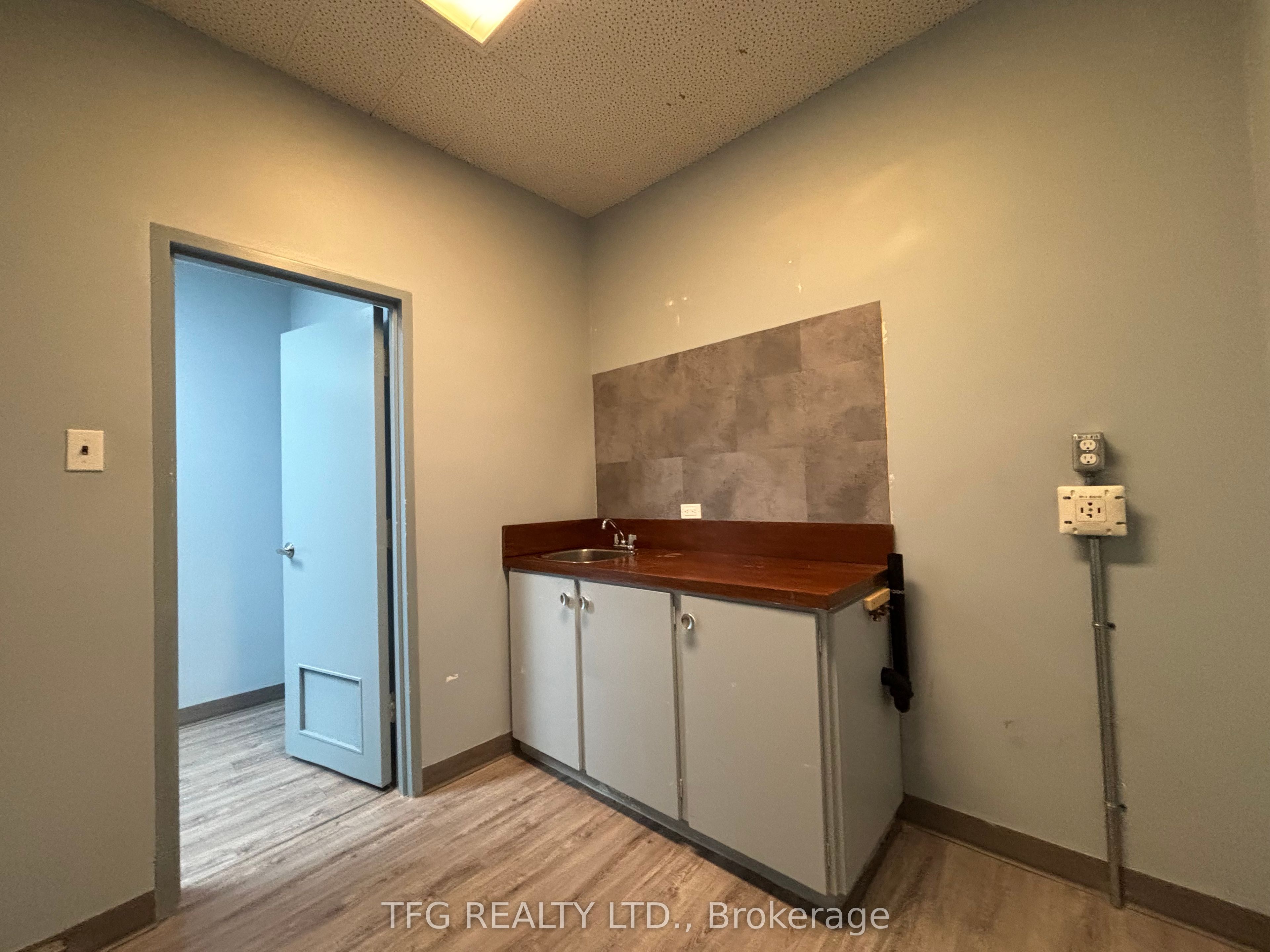 300 King St W Property Photo 14