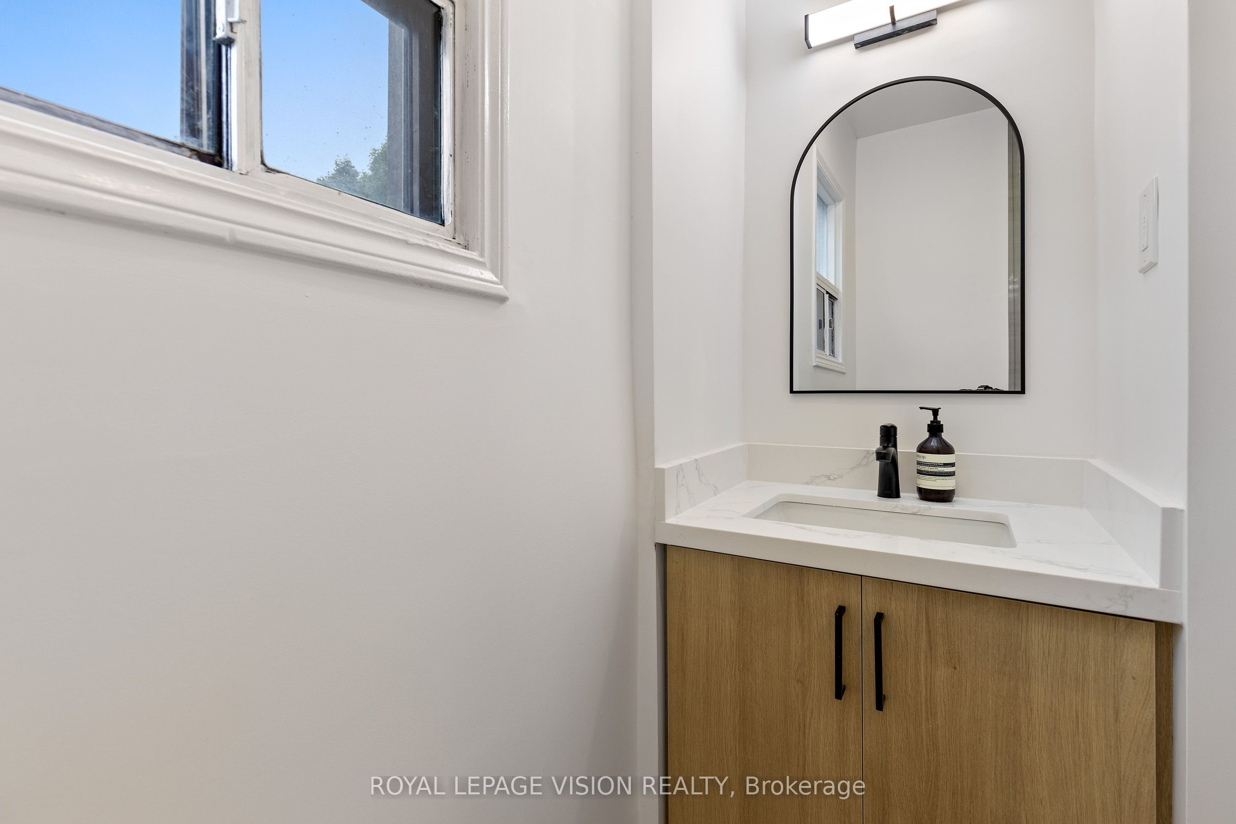 92 Bastedo Avenue Property Photo 23