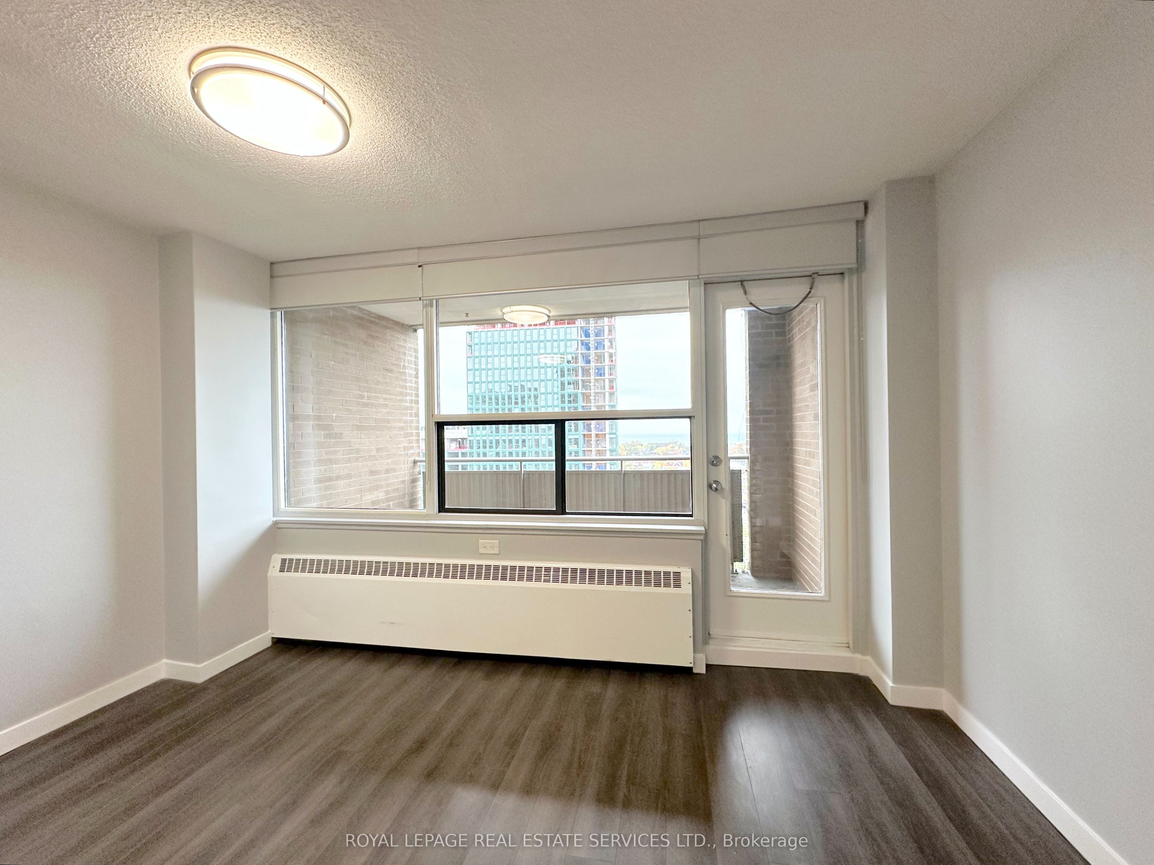 275 Main Street 1701 Property Photo 2