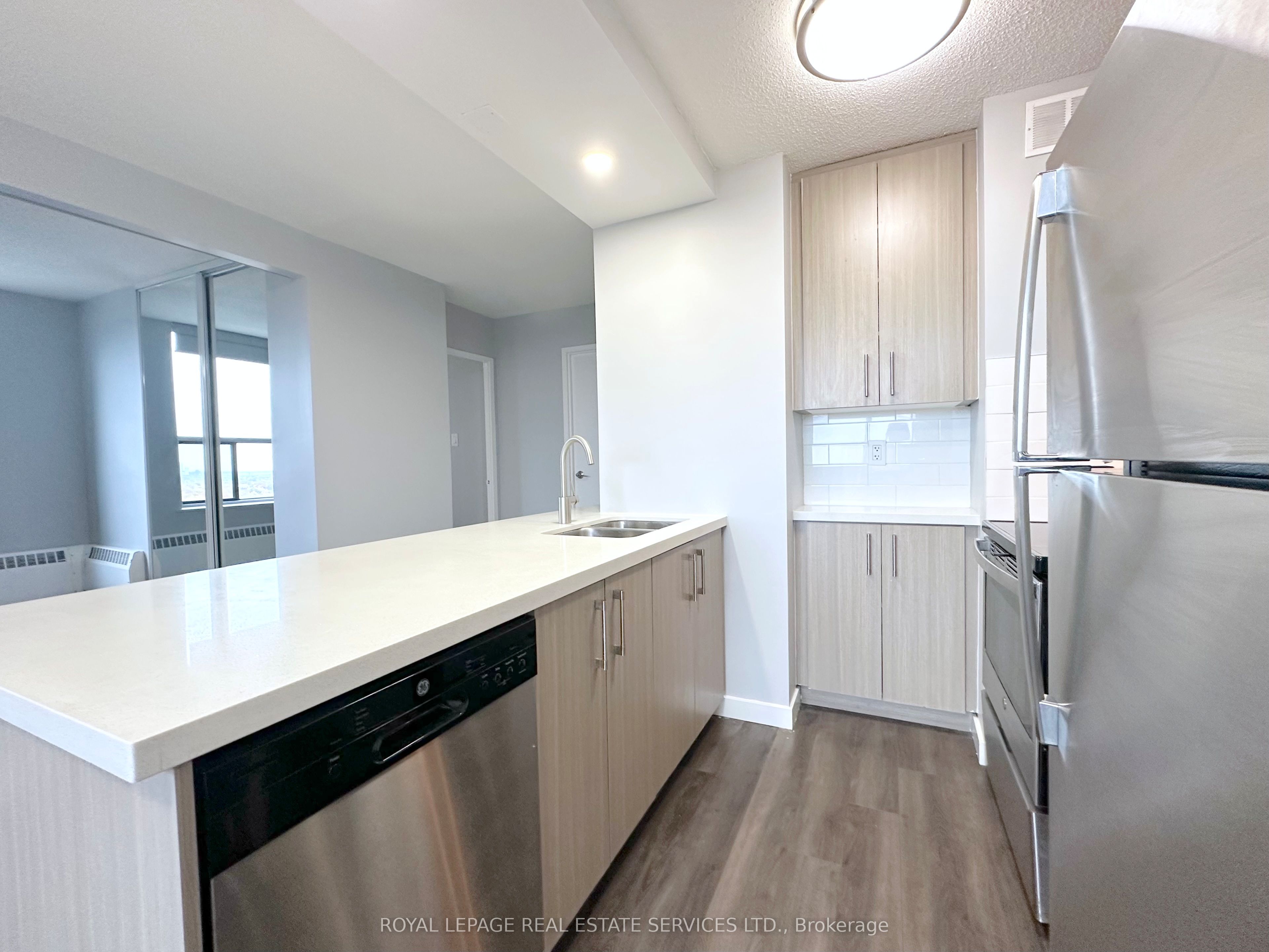 275 Main Street 1701 Property Photo 4