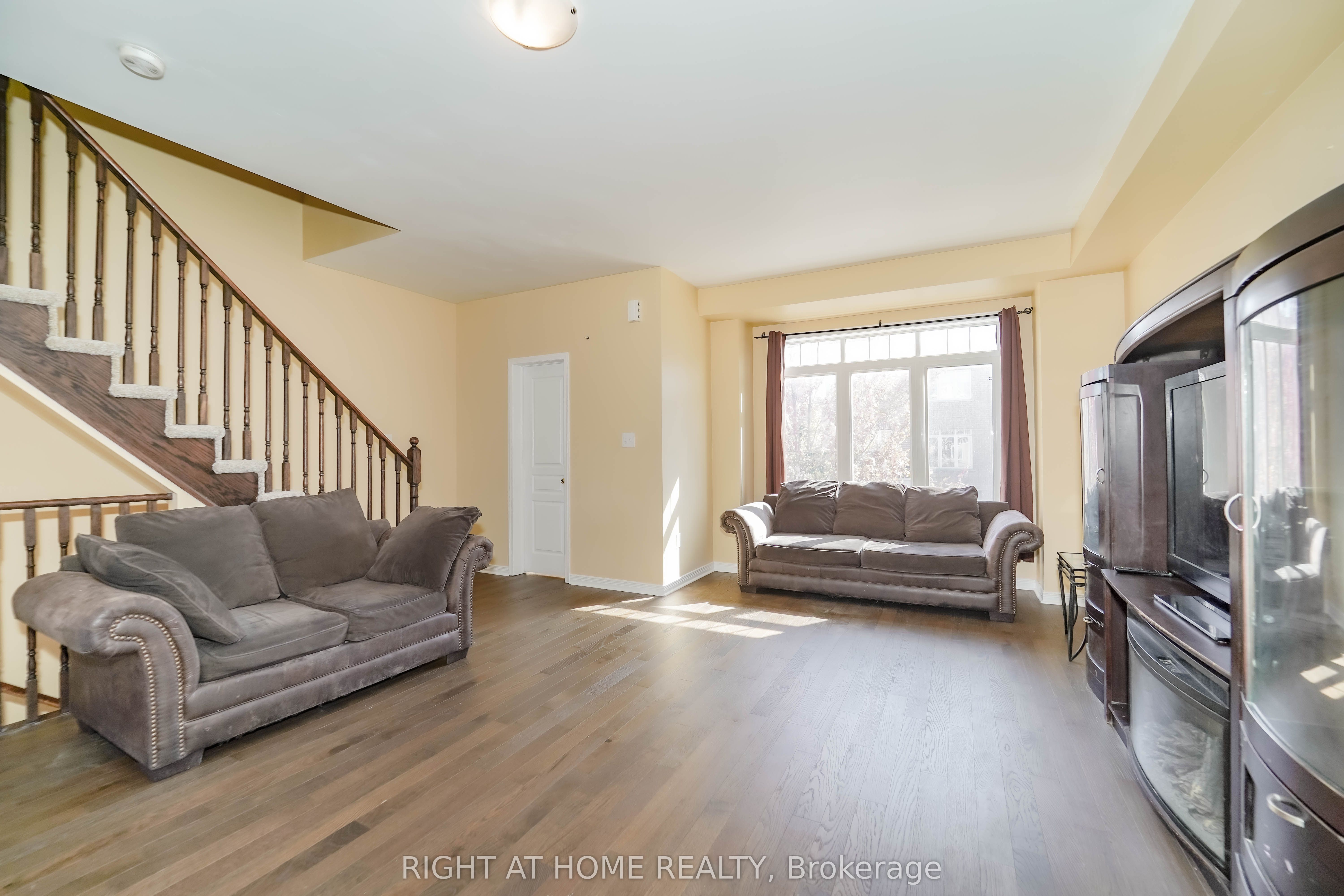 48 Curran Hall Crescent Property Photo 5