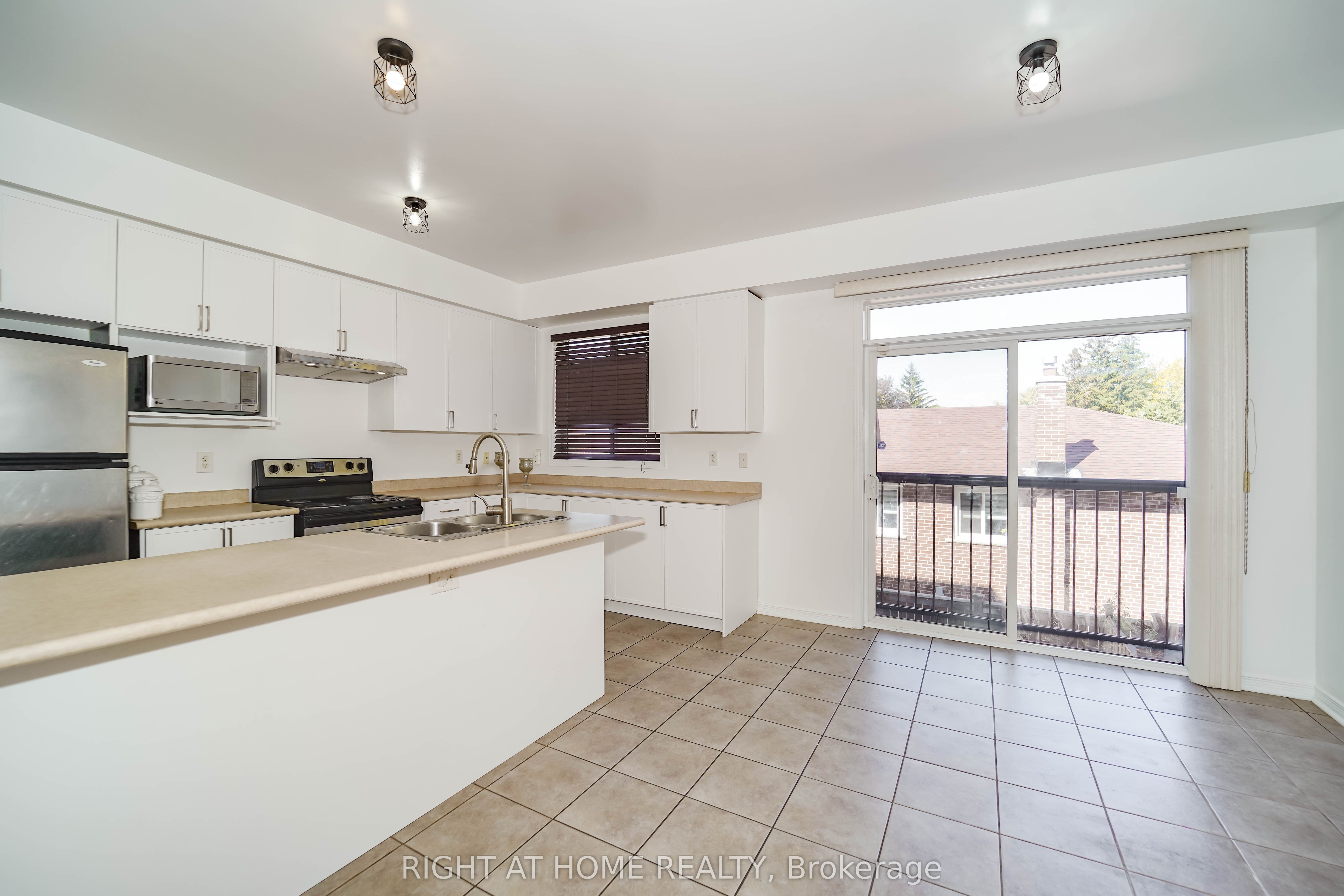 48 Curran Hall Crescent Property Photo 7