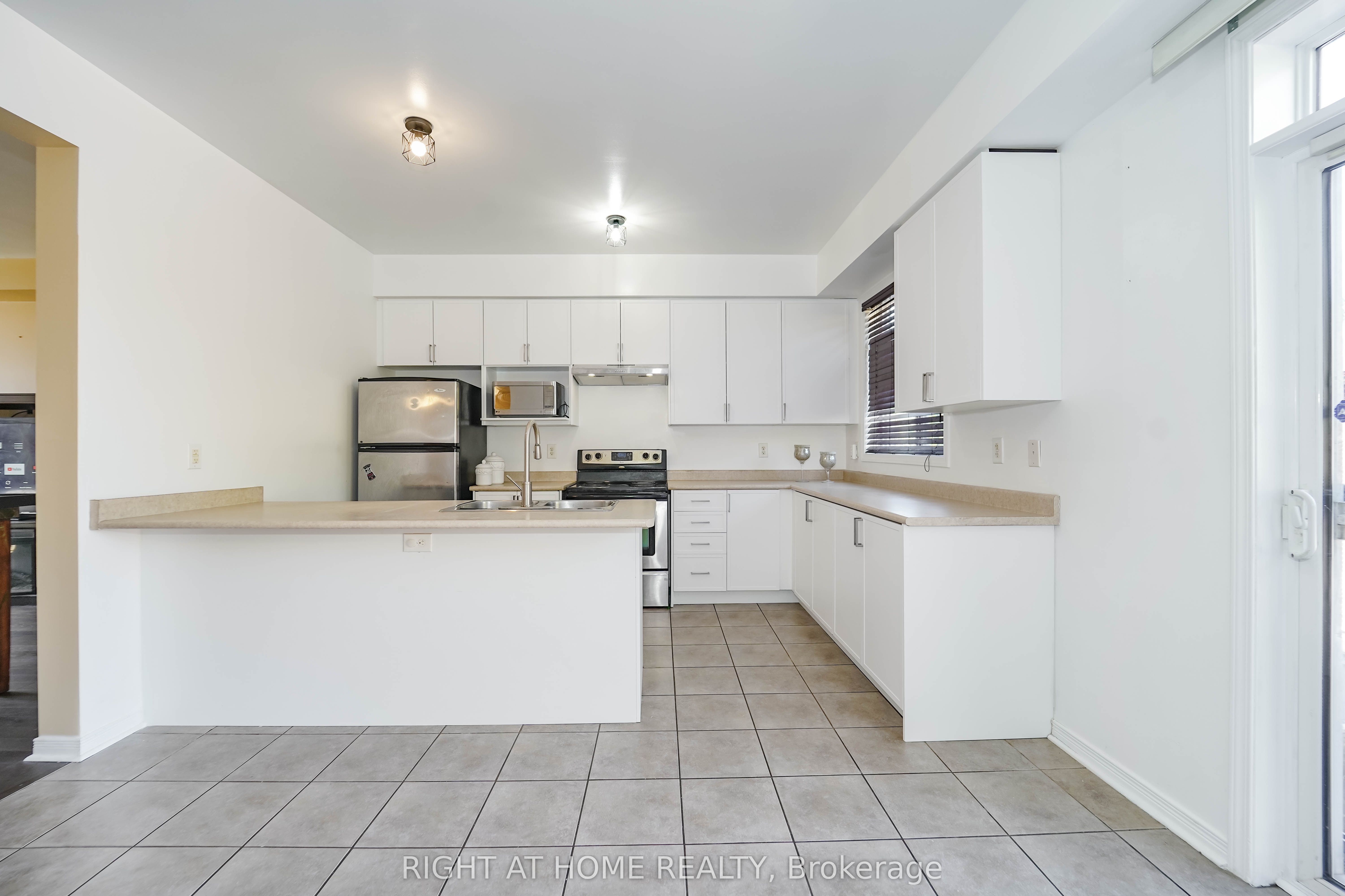 48 Curran Hall Crescent Property Photo 8