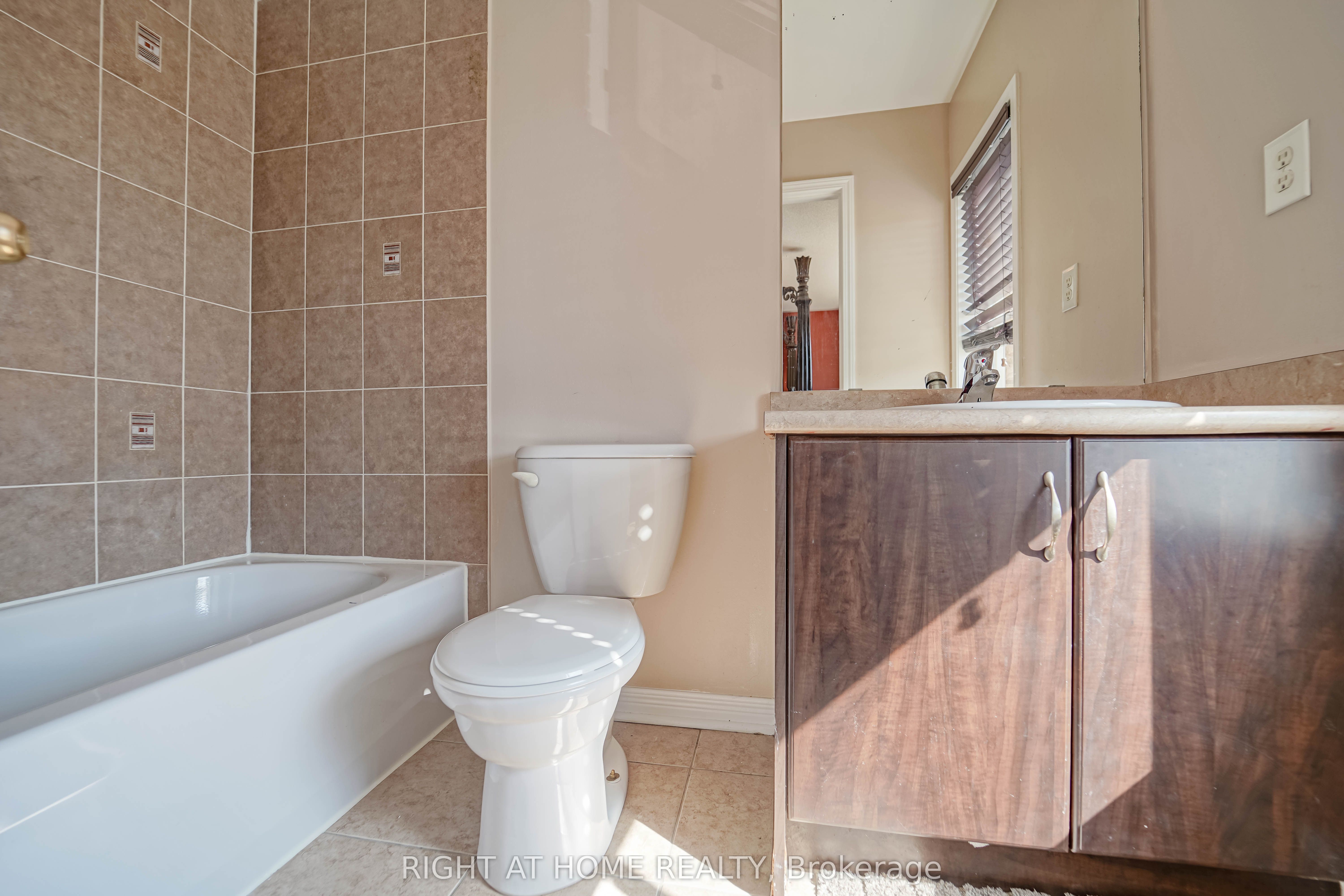 48 Curran Hall Crescent Property Photo 12