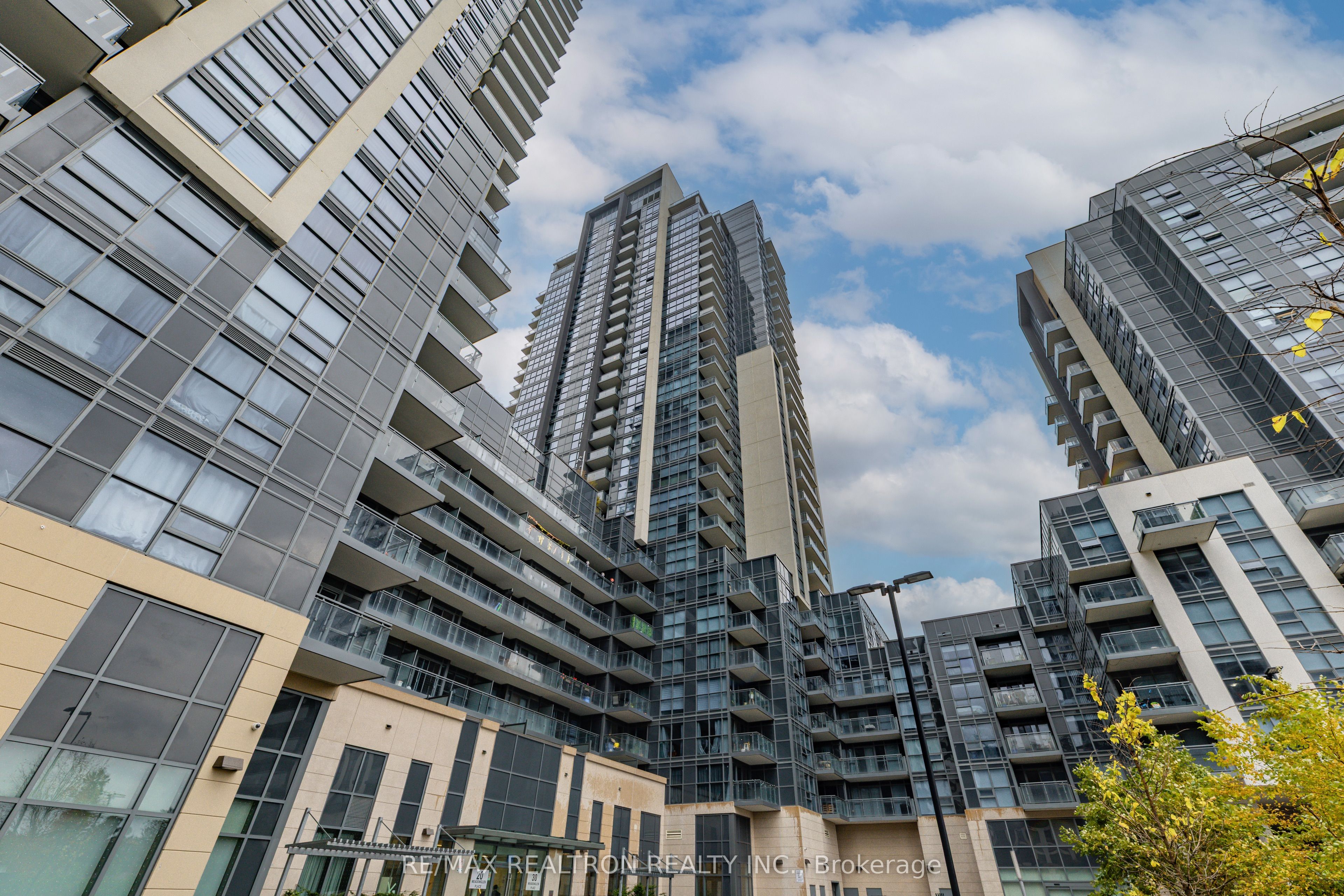 30 Meadowglen Place N 1403 Property Photo 2