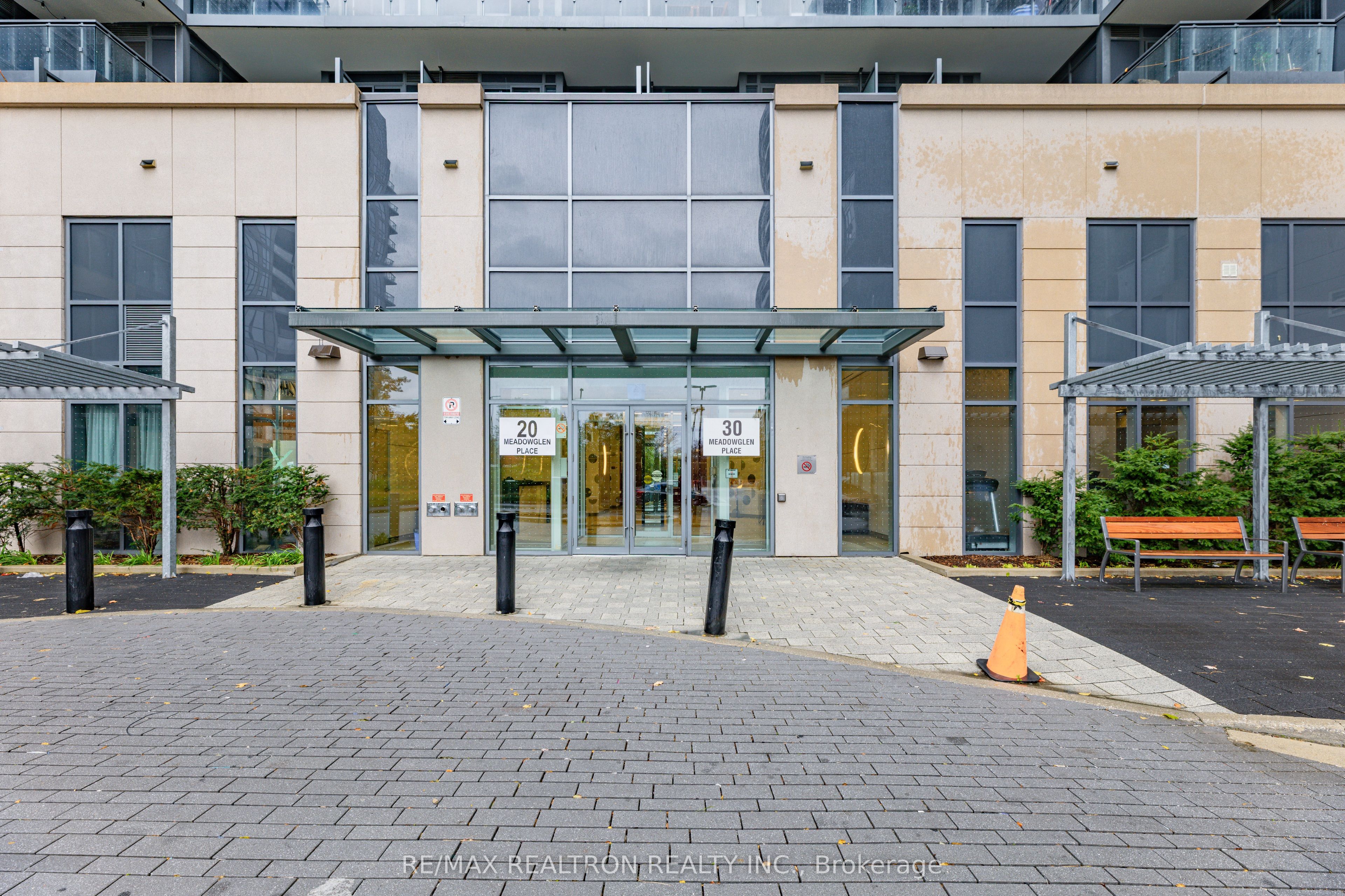 30 Meadowglen Place N 1403 Property Photo 3