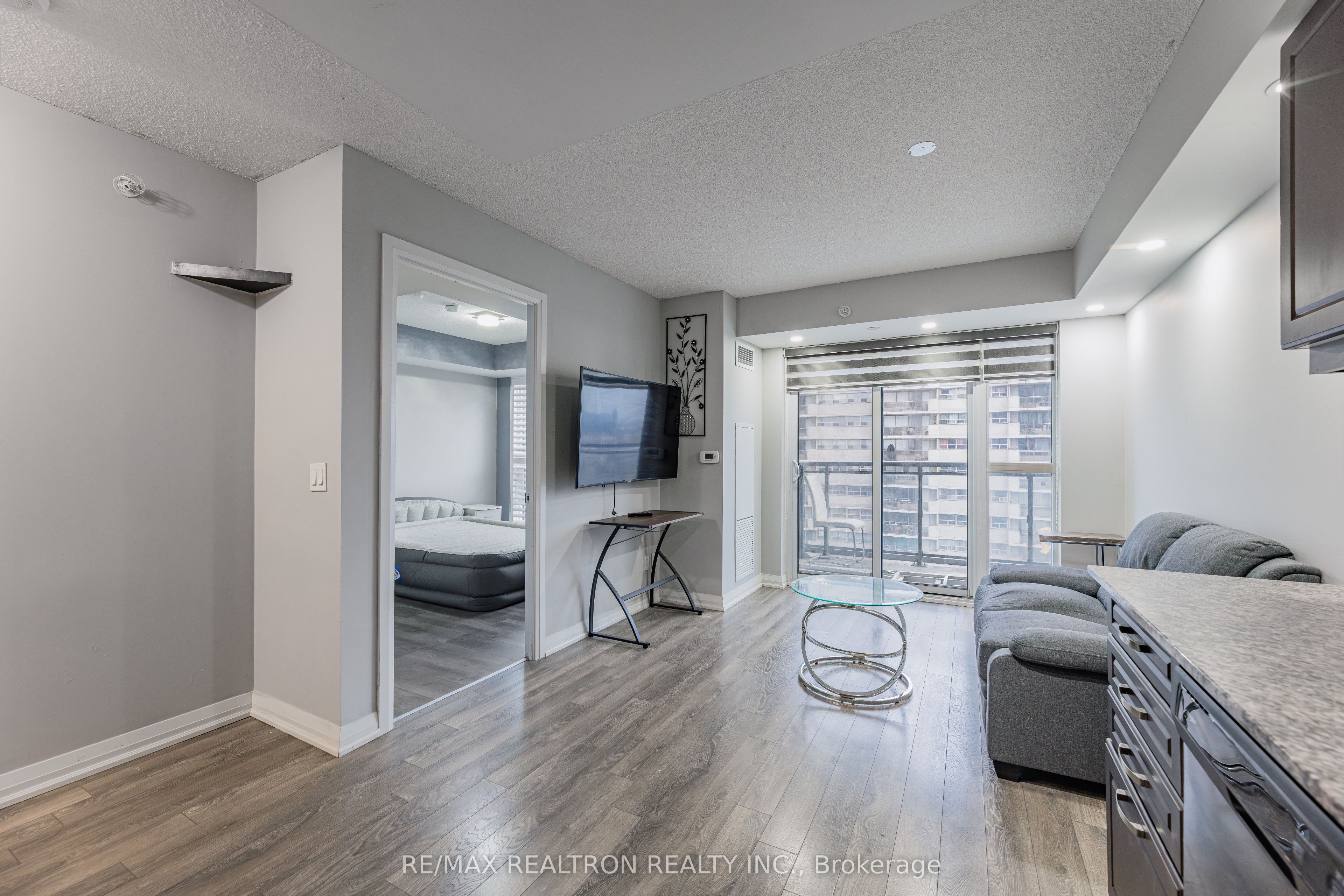 30 Meadowglen Place N 1403 Property Photo 5