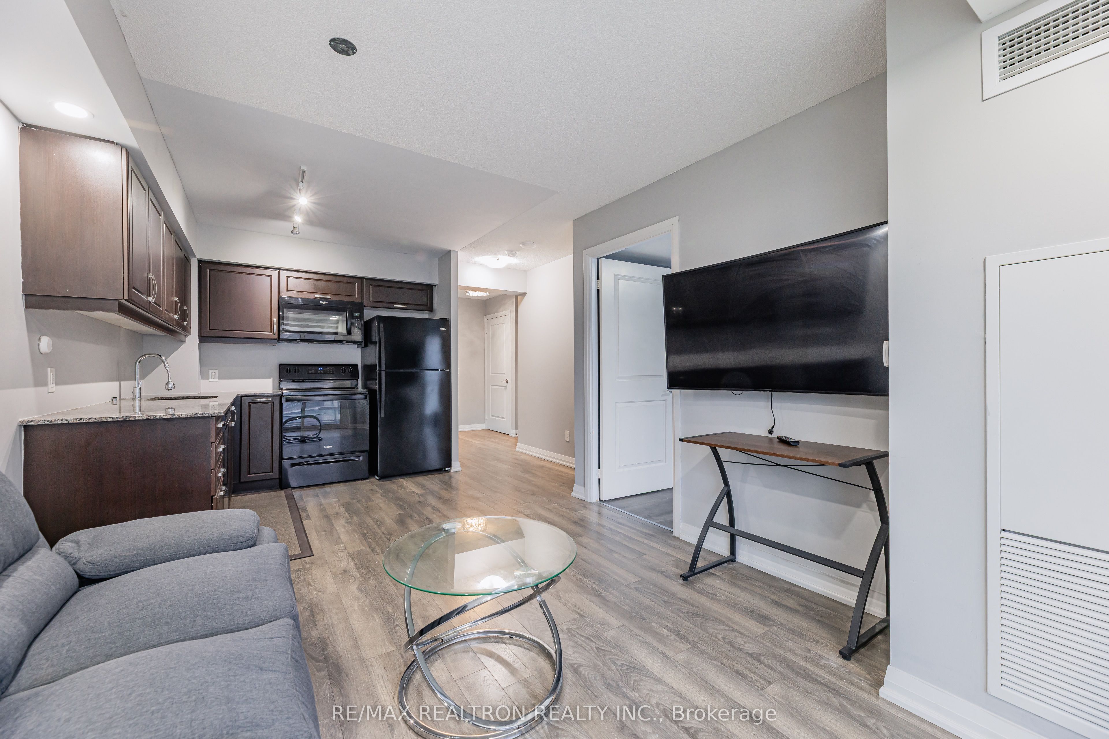 30 Meadowglen Place N 1403 Property Photo 8