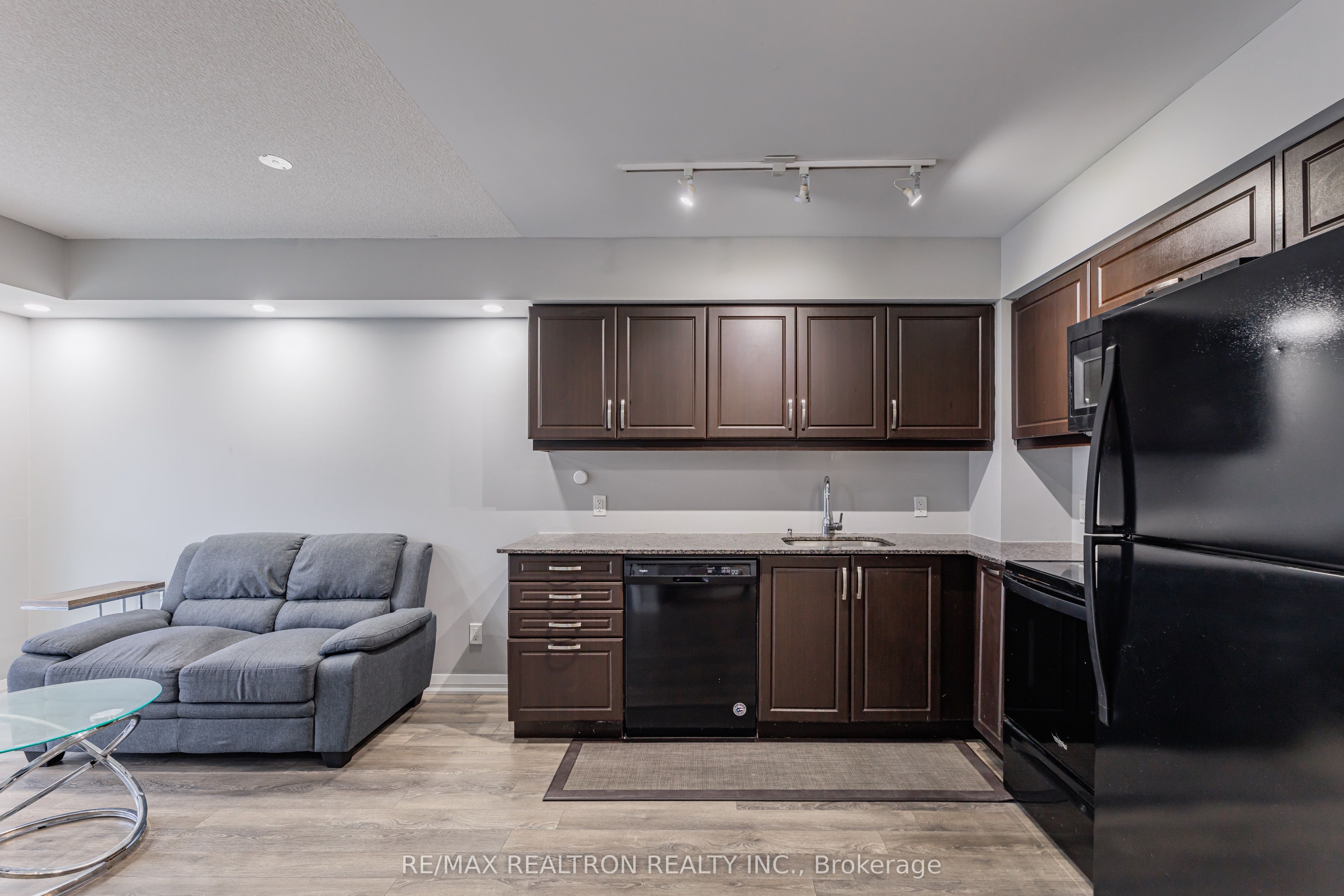 30 Meadowglen Place N 1403 Property Photo 10