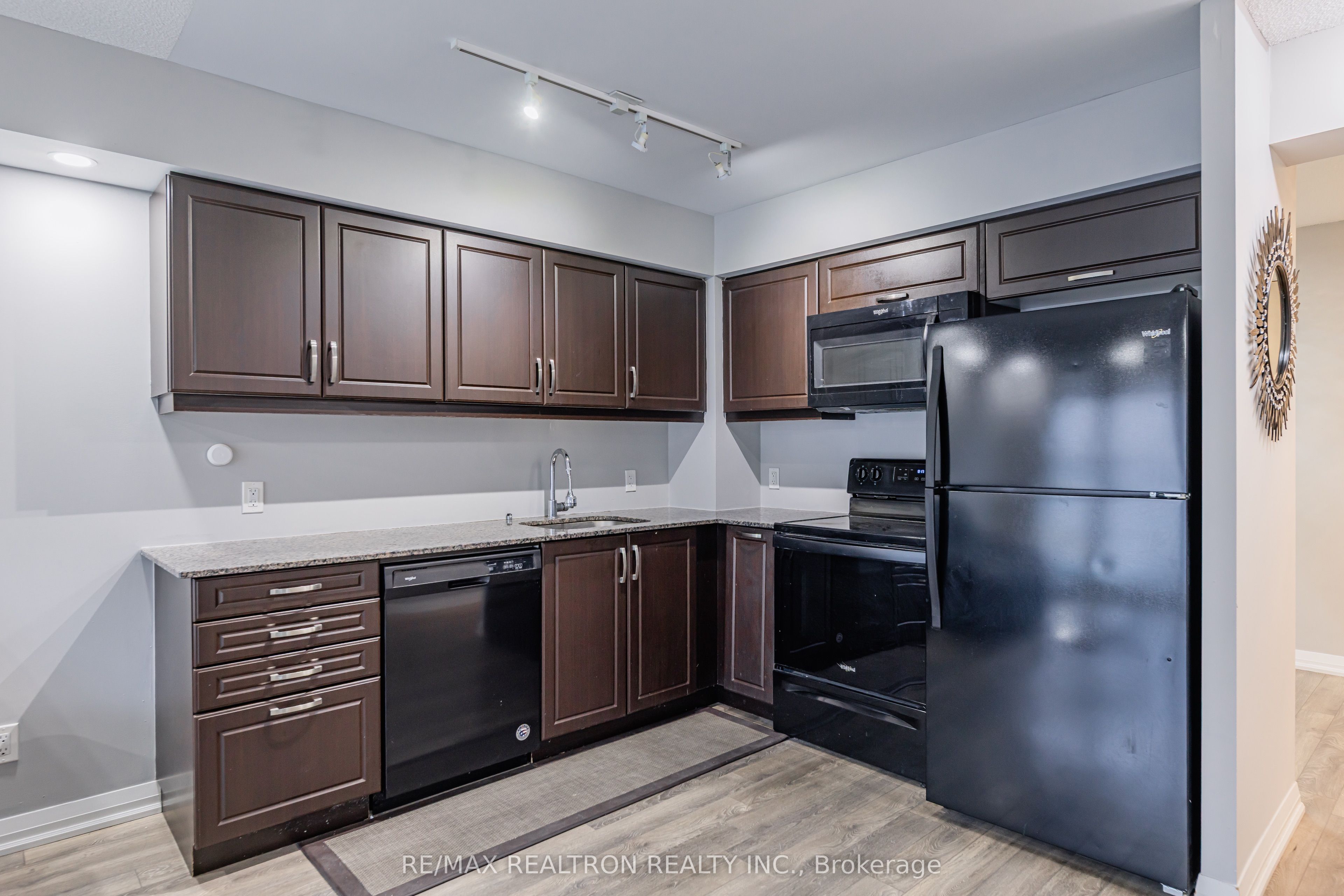 30 Meadowglen Place N 1403 Property Photo 11