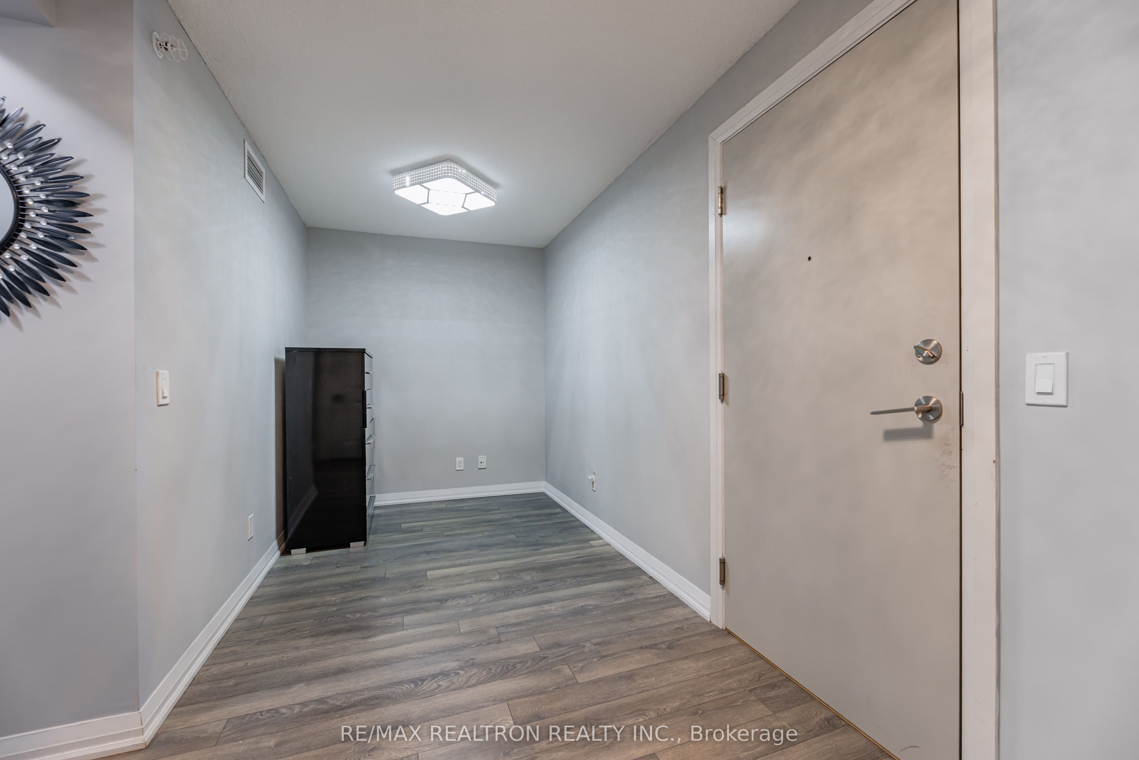 30 Meadowglen Place N 1403 Property Photo 14