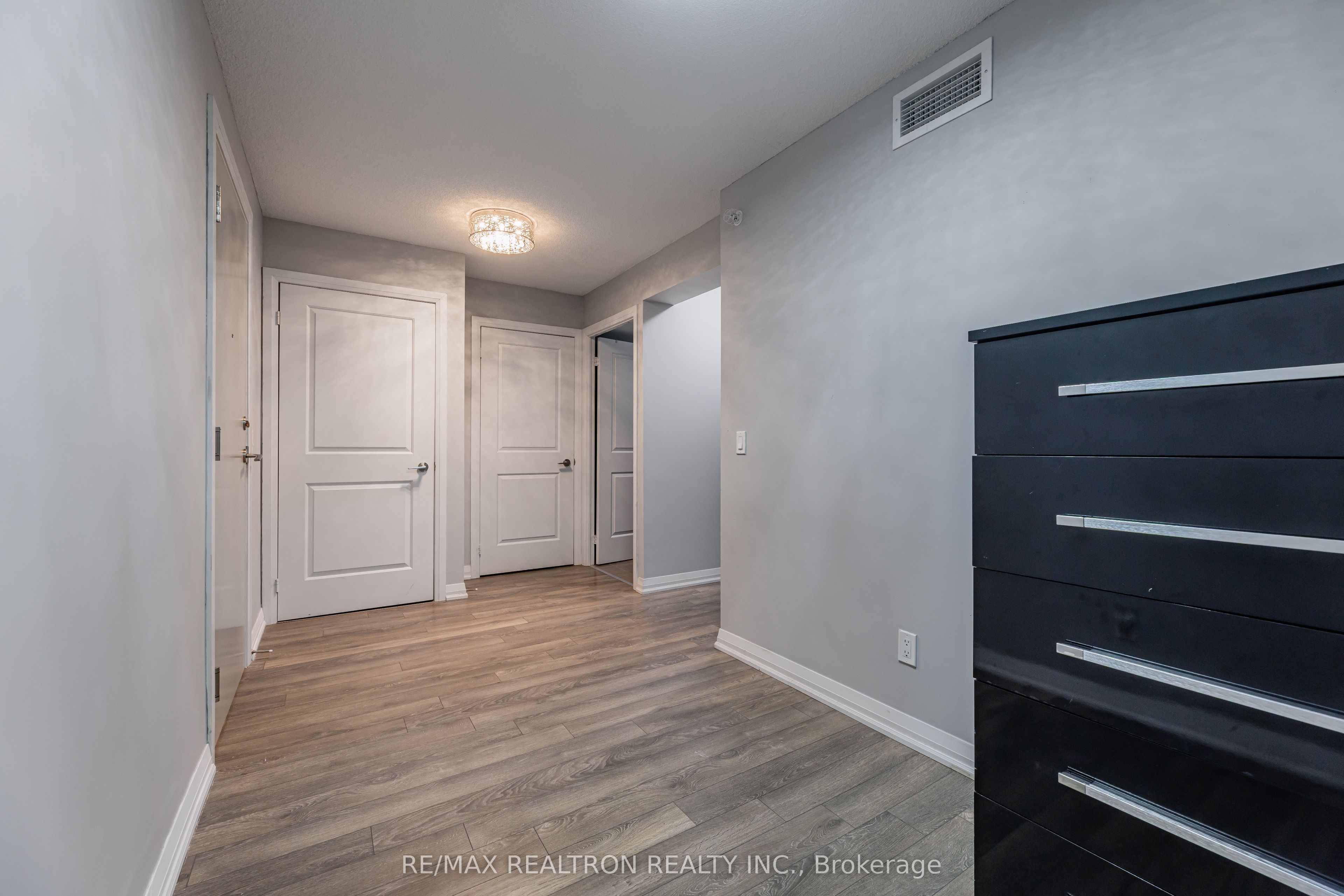 30 Meadowglen Place N 1403 Property Photo 15