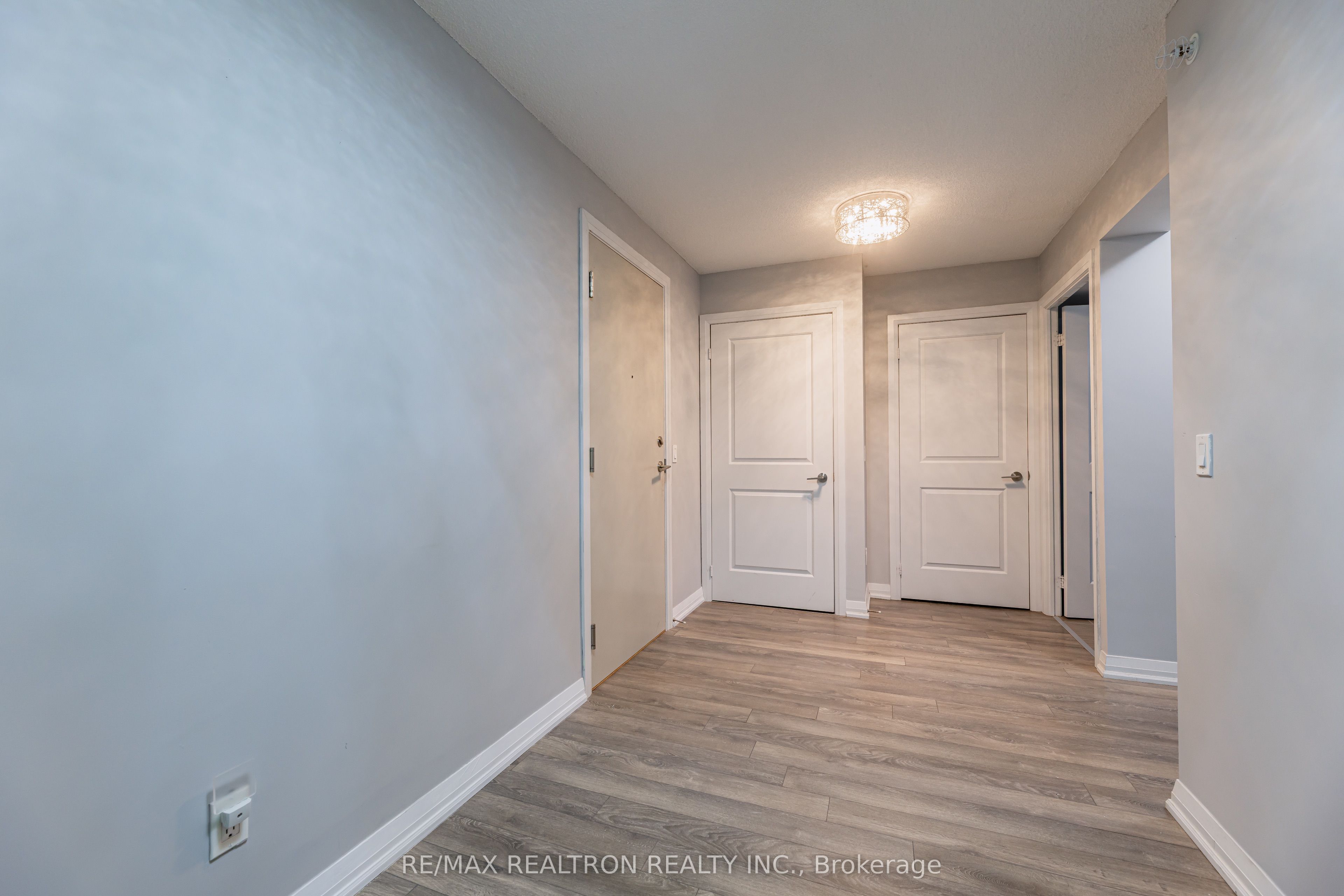 30 Meadowglen Place N 1403 Property Photo 16