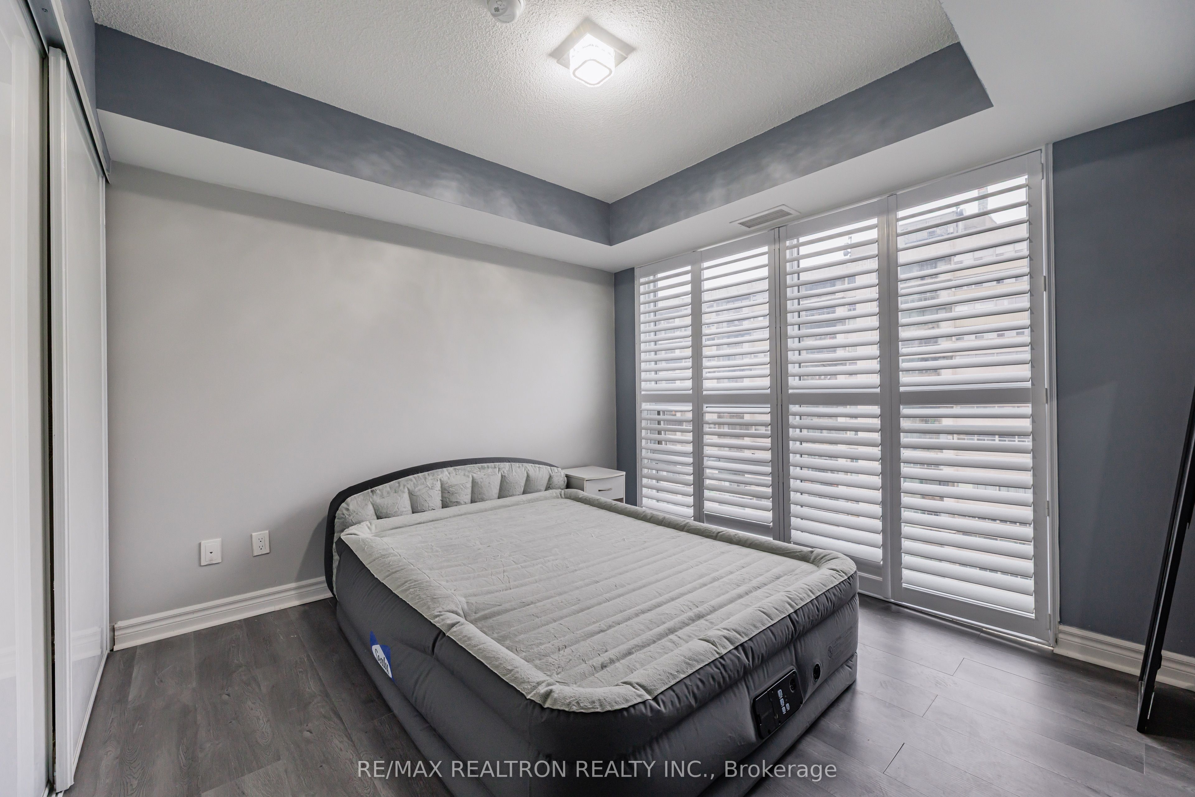 30 Meadowglen Place N 1403 Property Photo 17