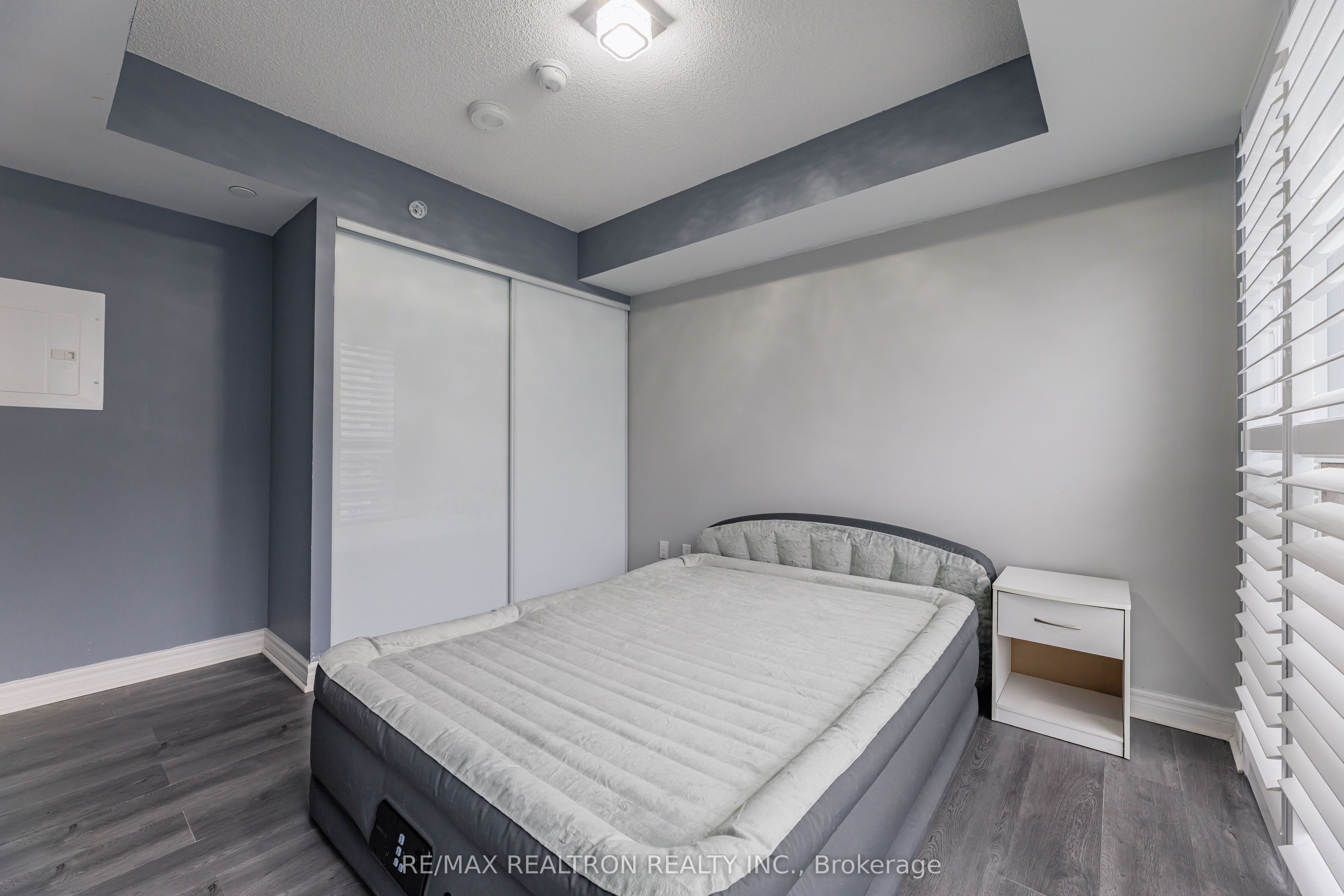 30 Meadowglen Place N 1403 Property Photo 18