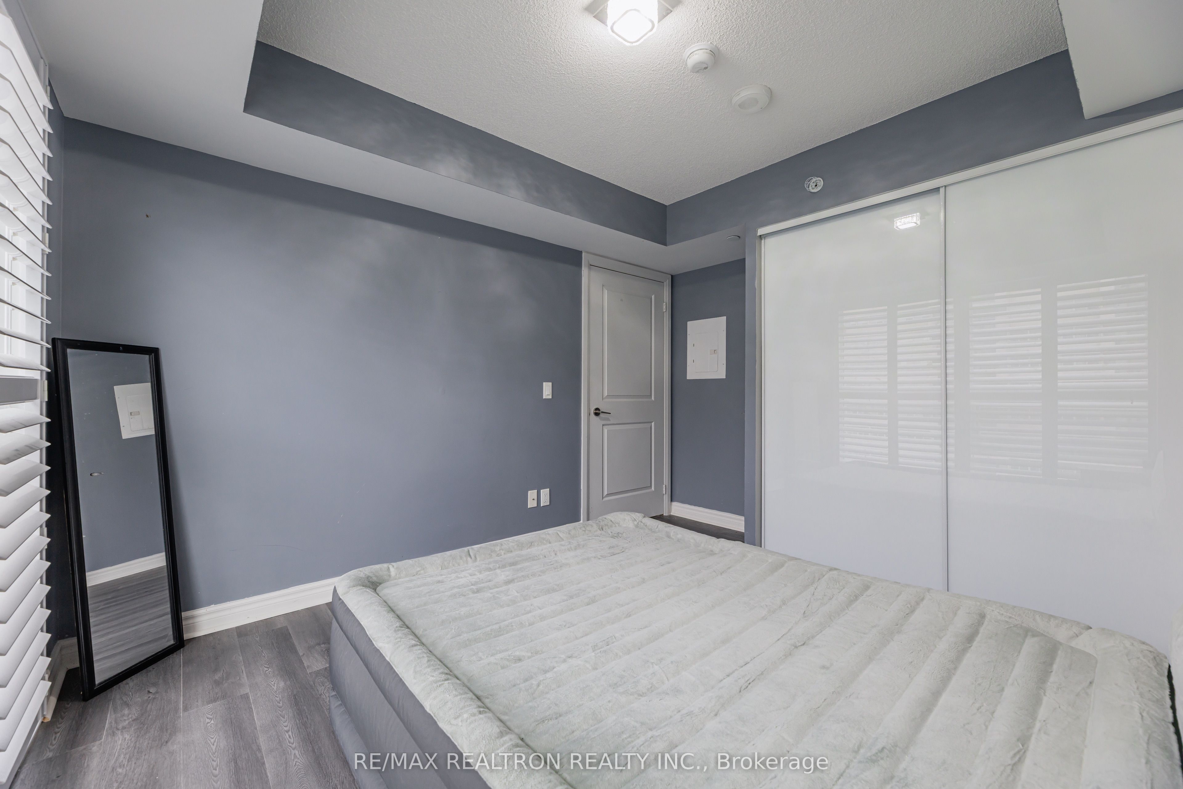 30 Meadowglen Place N 1403 Property Photo 19