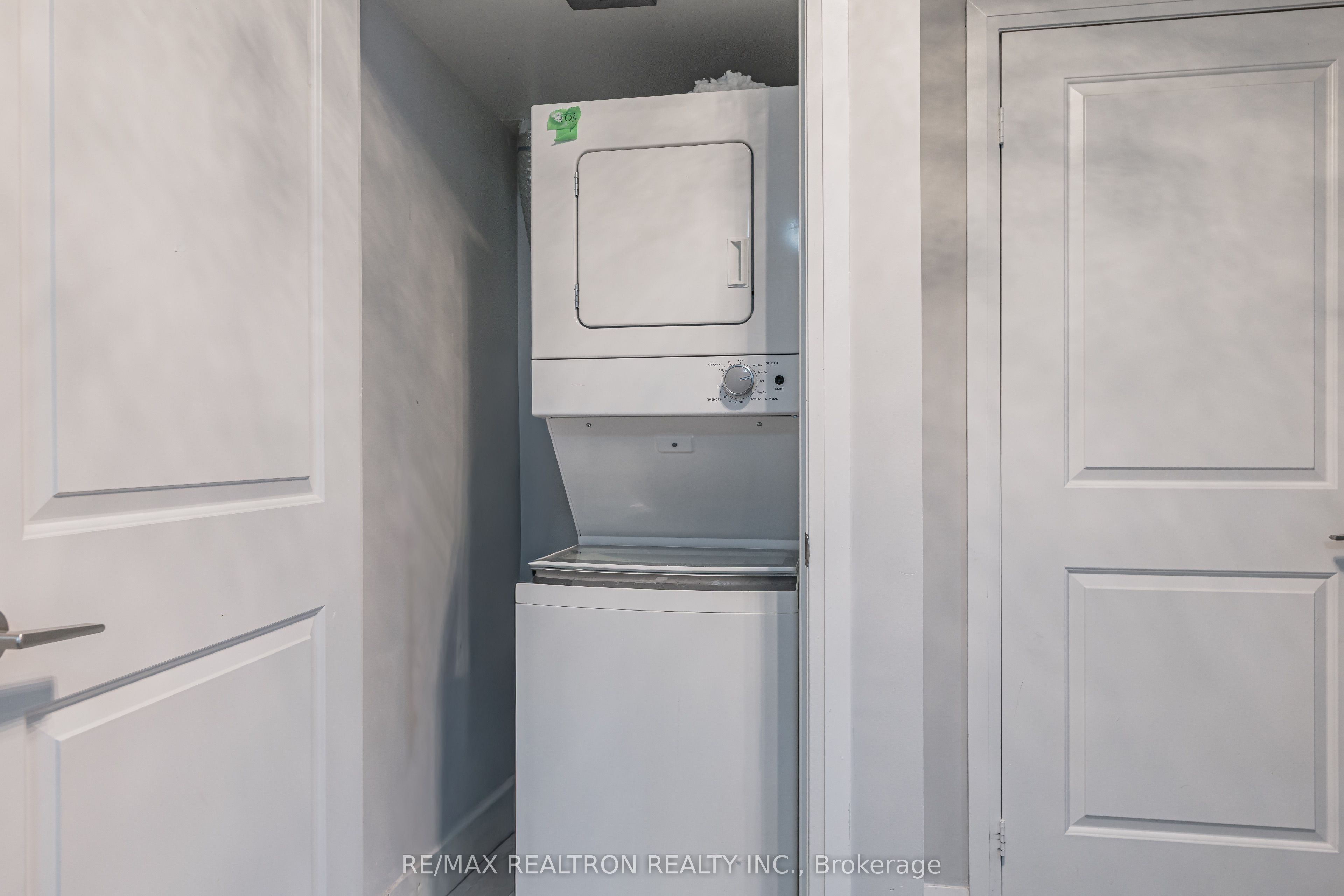 30 Meadowglen Place N 1403 Property Photo 20